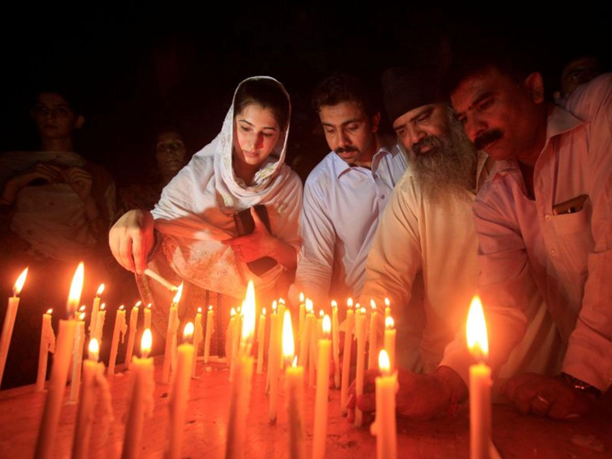 Residents light candles to honour victims of the blast in Quetta during a candellight vigil in Peshawar, Pakistan, 8 August, 2016