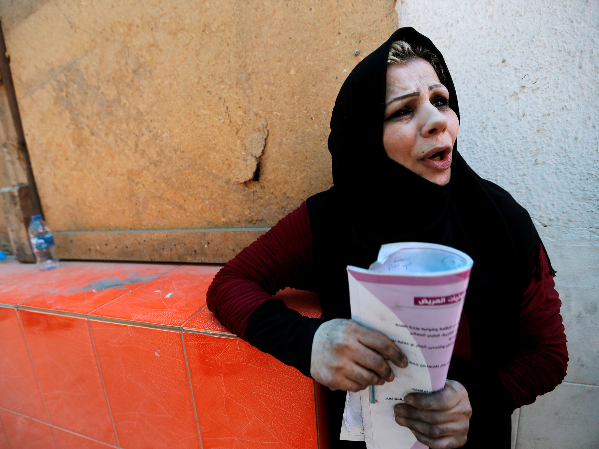 An Iraqi woman reacts outside a maternity ward after a fire broke out at Yarmouk hospital in Baghdad, Iraq, August 10, 2016.