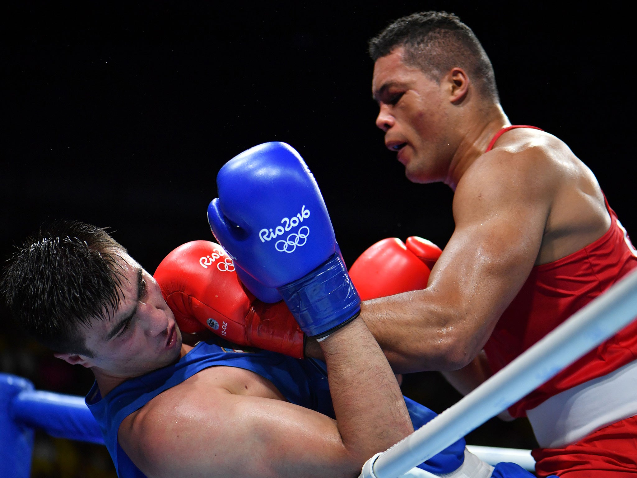 Joyce pins Jalolov up against the ropes