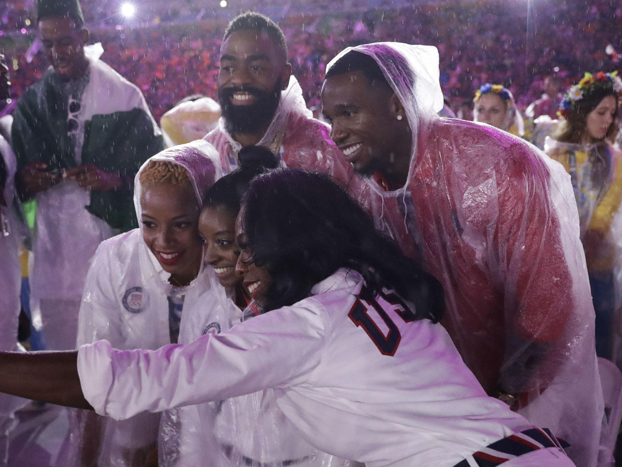 Biles poses with members of the US team during the Rio closing ceremony