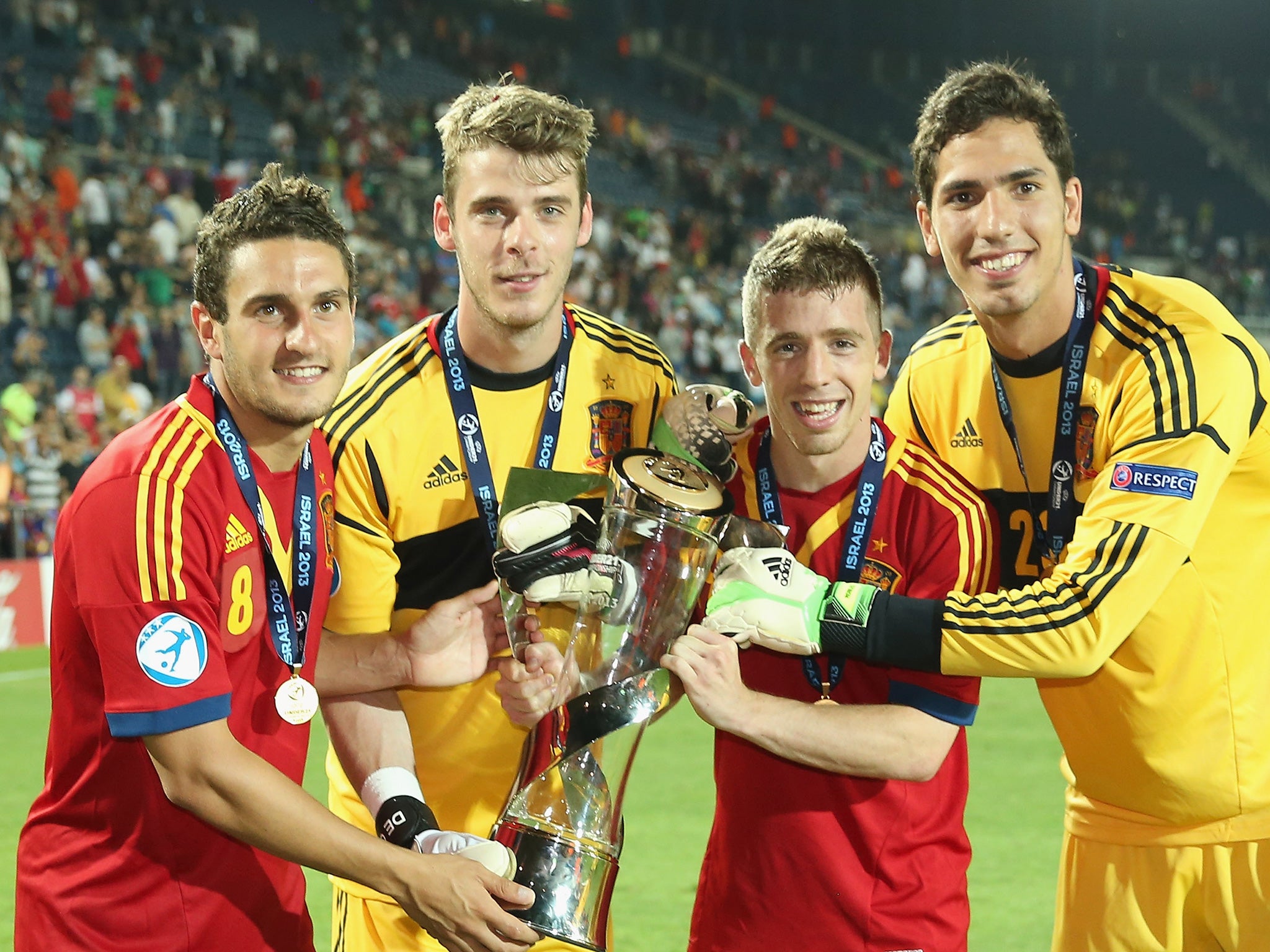 De Gea, left centre, and Muniain, right centre, with Spain's Under-21s in 2011