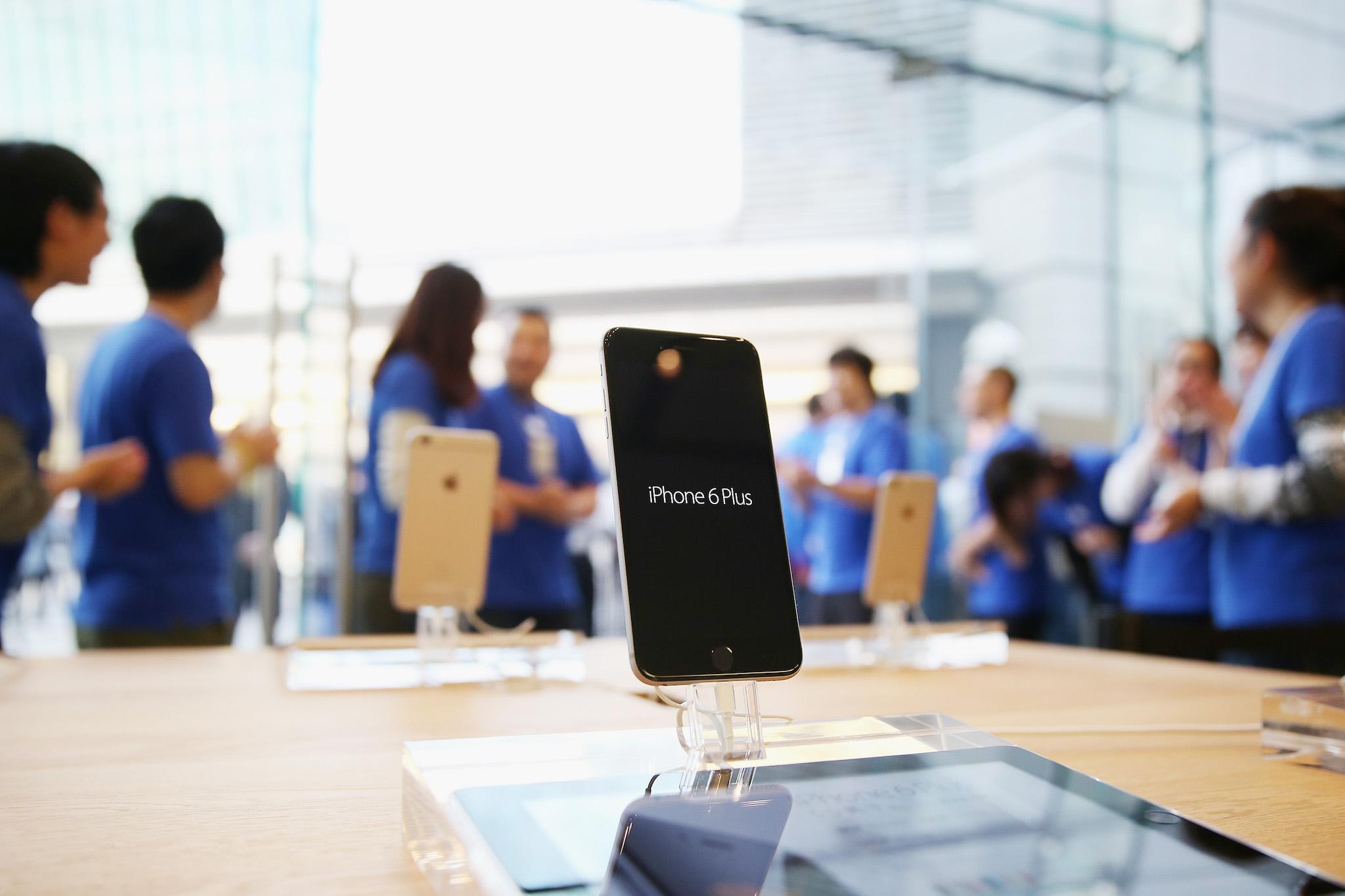 Plus size handsets appear to be more prone to problems, experts suggest