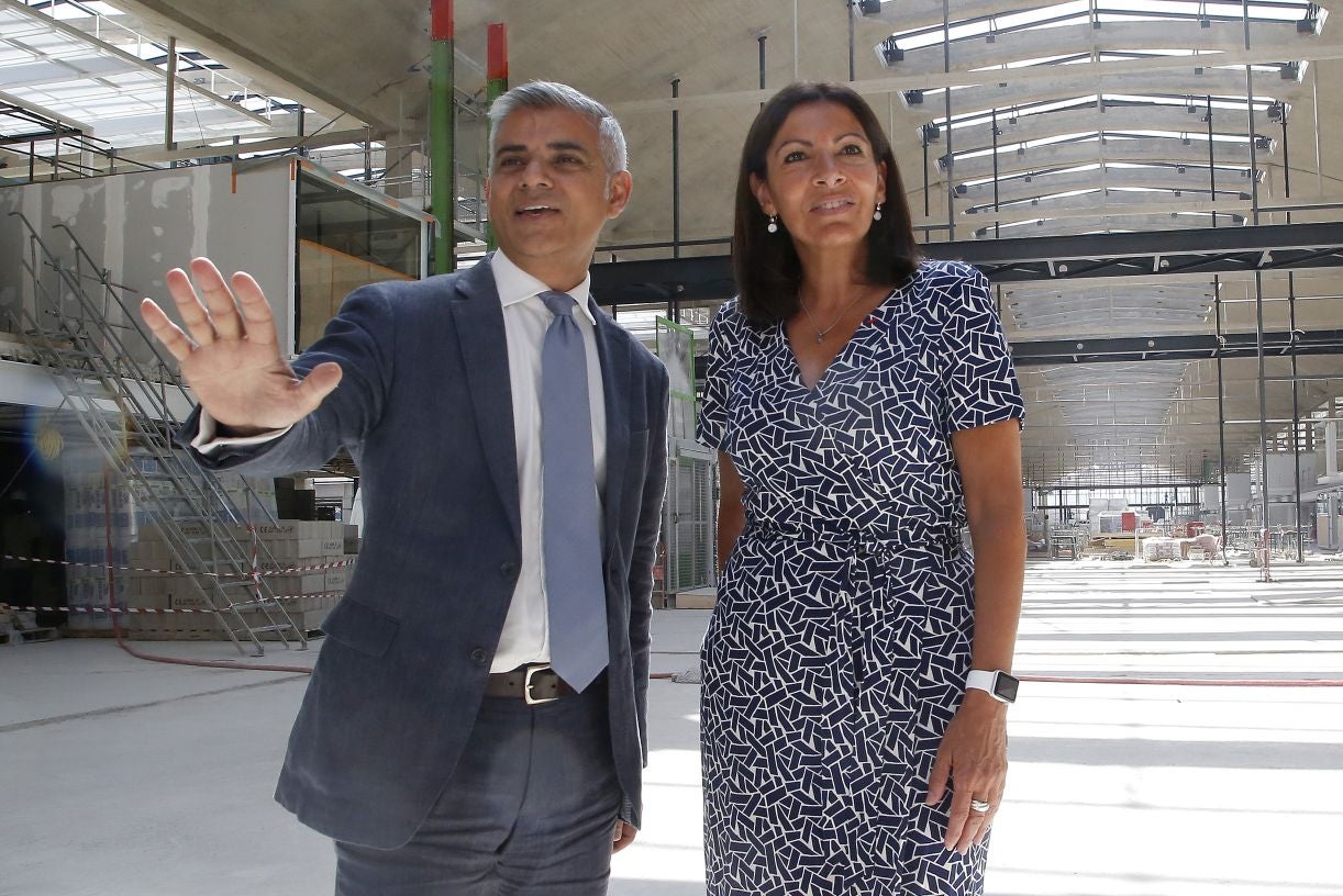 Sadiq Khan with the Parisian mayor Anne Hidalgo