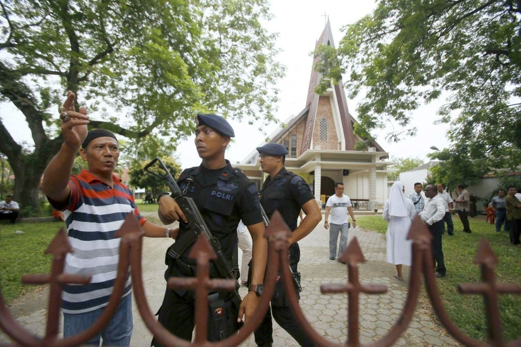 Indonesian mobile brigade policemen stand guard after an attempted suicide bombing by an unidentified man at St. Yoseph Catholic Church in Medan, North Sumatra, Indonesia Province, 28 August 2016