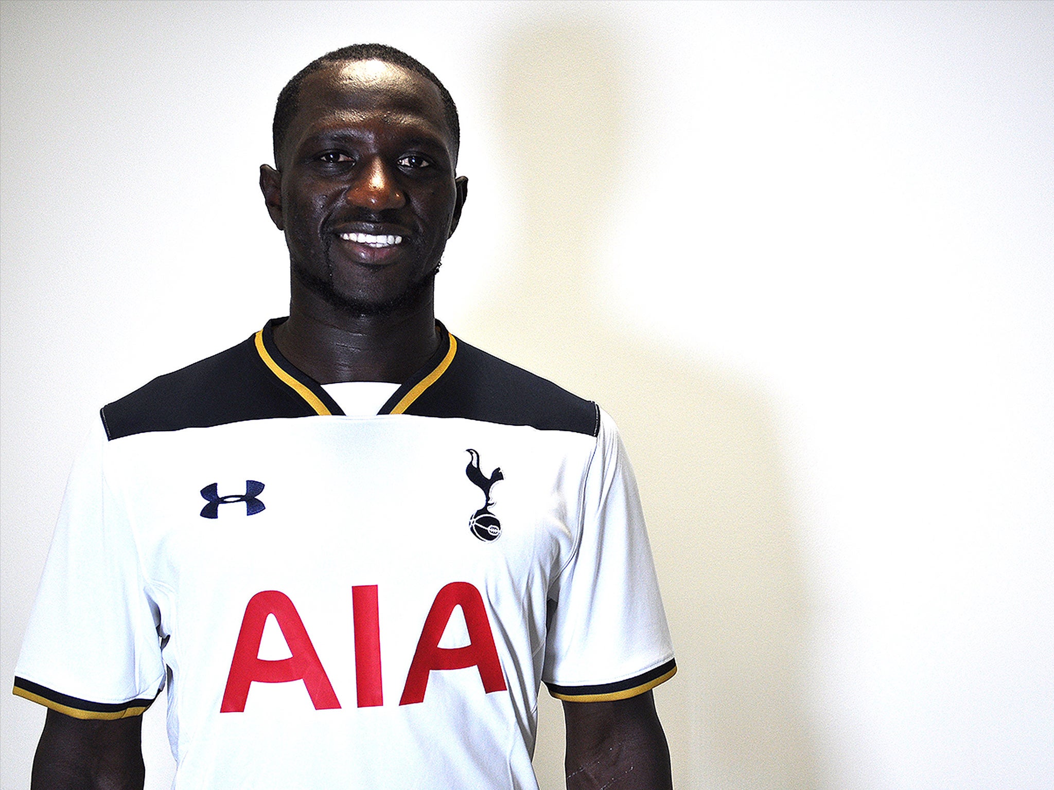 Sissoko poses in a Tottenham Hotspur shirt