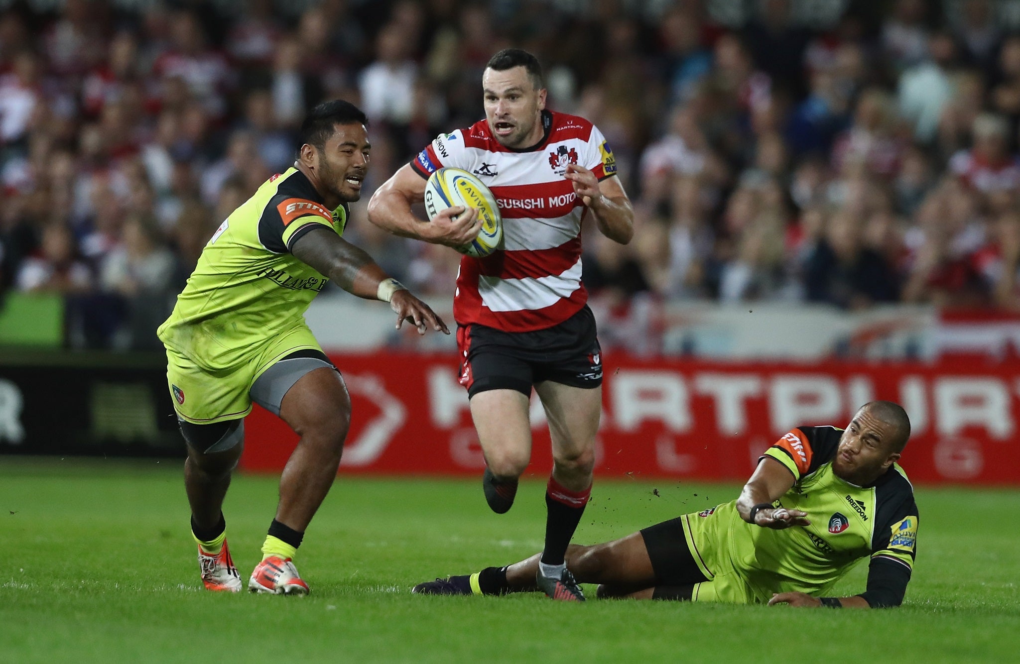 &#13;
Tom Marshall breaks clear of Manu Tuilagi &#13;