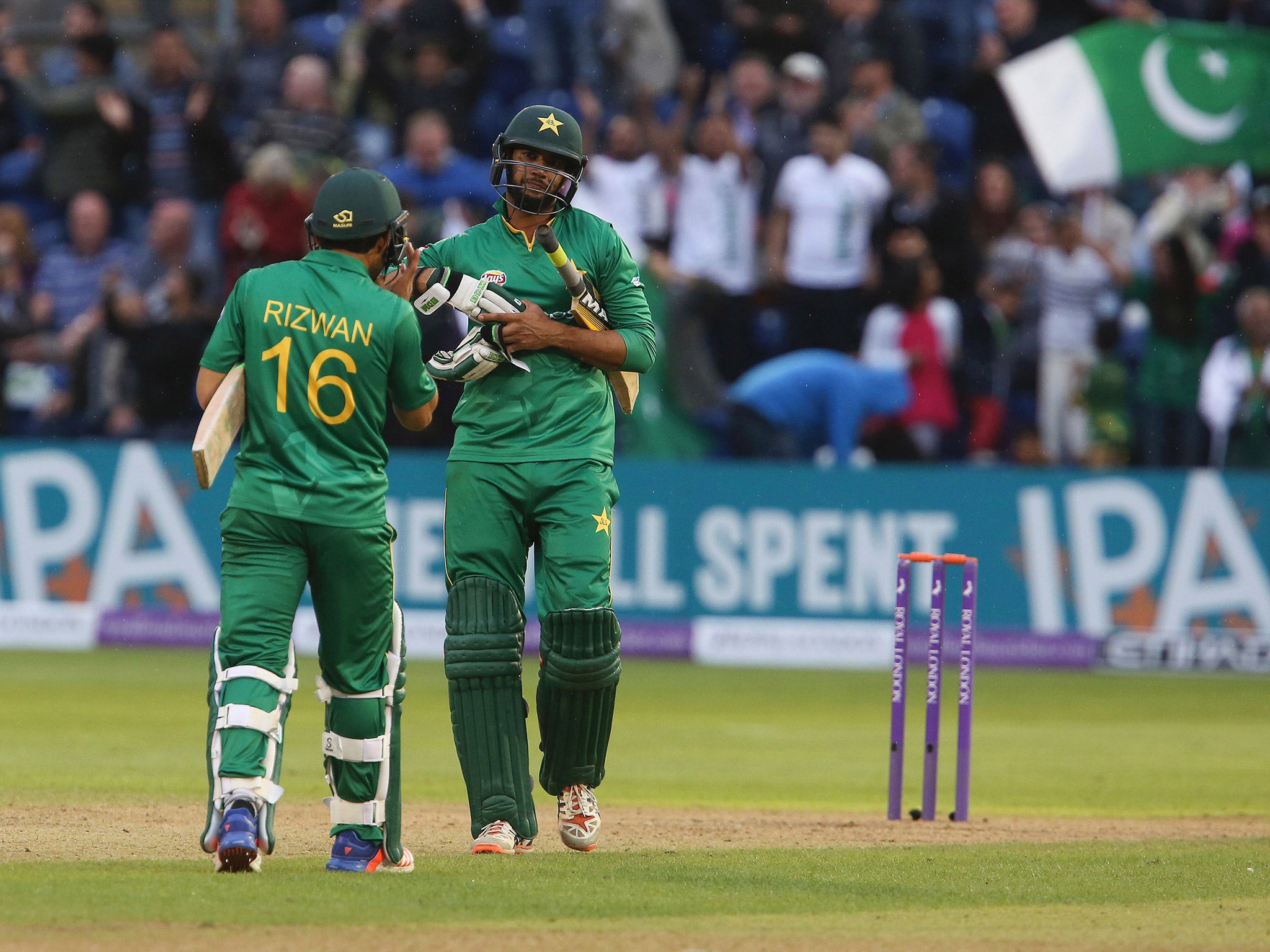 Mohammad Rizwan and Imad Wasim celebrate after hitting the winning runs for Pakistan