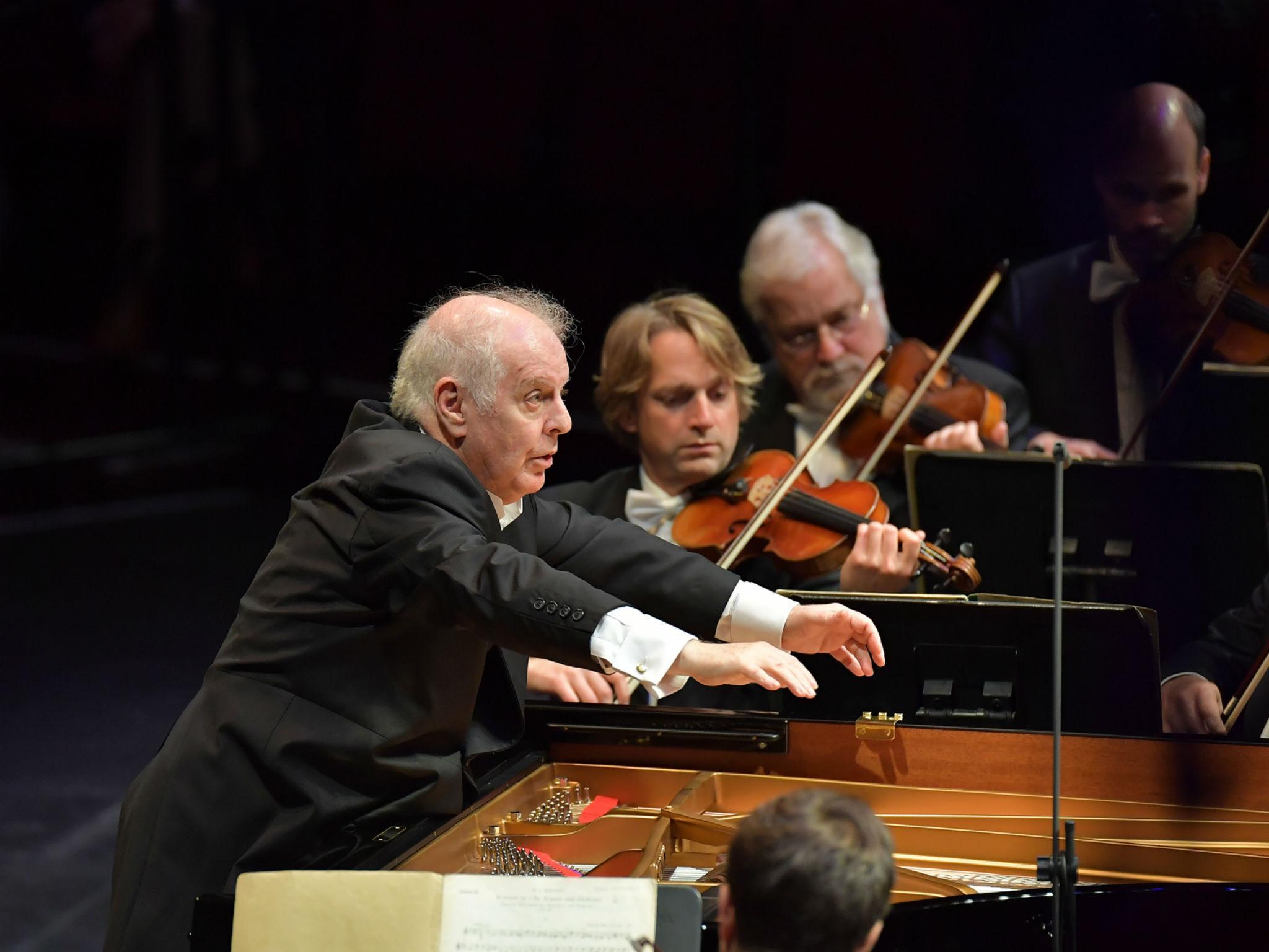 Daniel Barenboim performs Mozart’s Piano Concerto with the Staatskapelle Berlin – minimal gestures were enough to exert perfect control as the Allegro gracefully unfolded