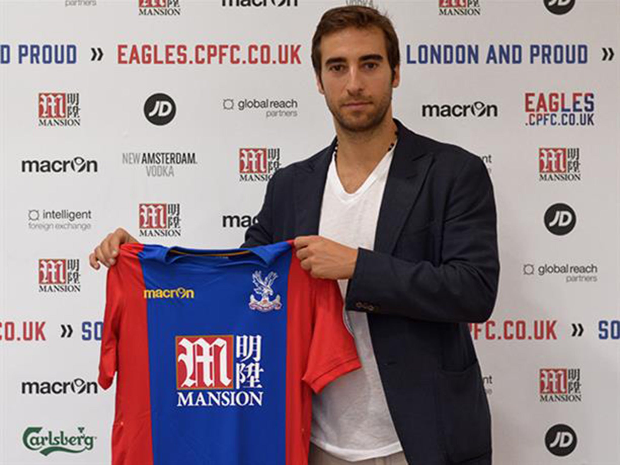 Flamini poses with a Crystal Palace shirt