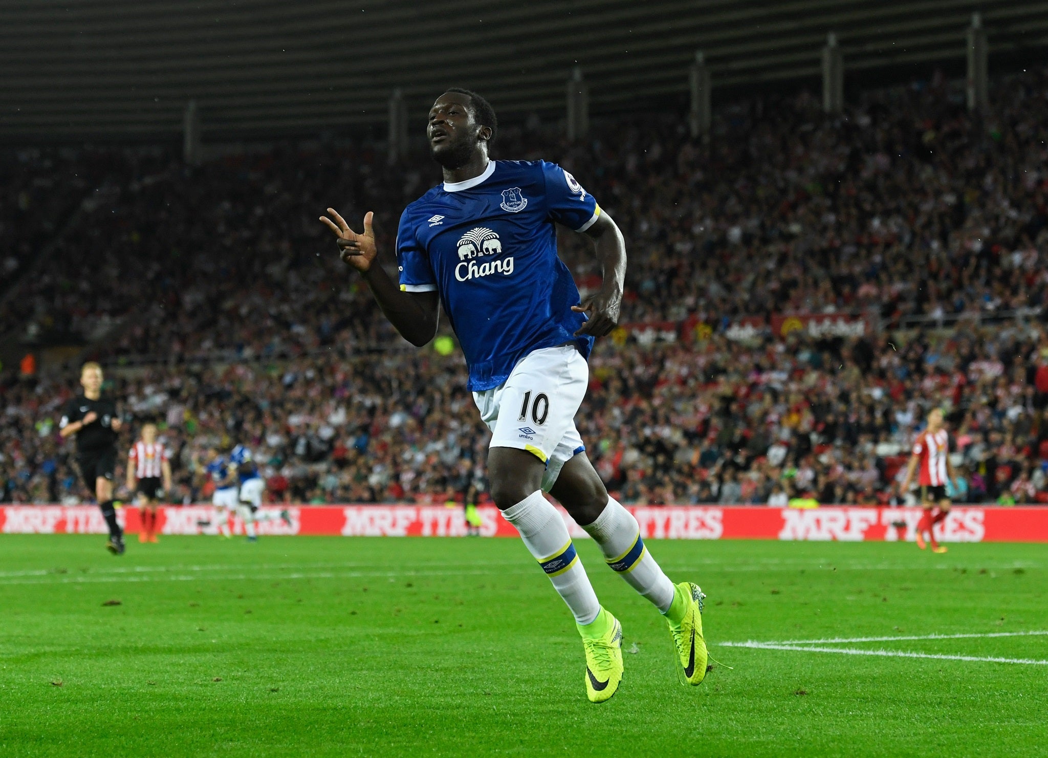 Romelu Lukaku celebrates after scoring his third goal in Everton's victory over Sunderland