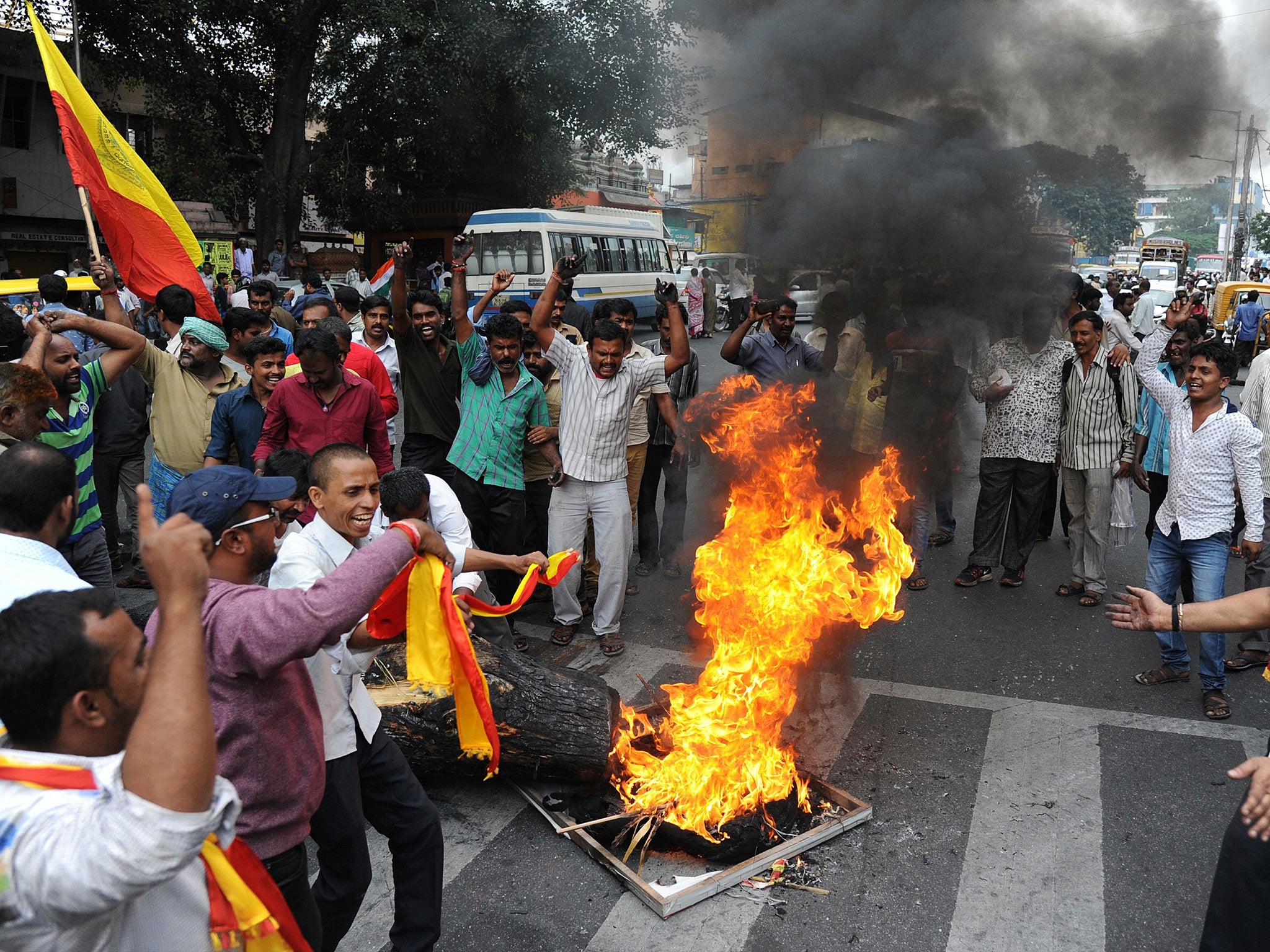 Pro-Karnatake shout slogans and burn an effigy of Tamil Nadu's chief minister J Jayalalithaa in Bangalore