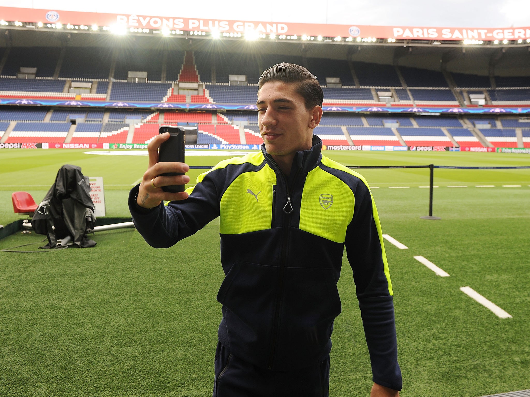 Bellerin enjoys himself at the Parc des Princes