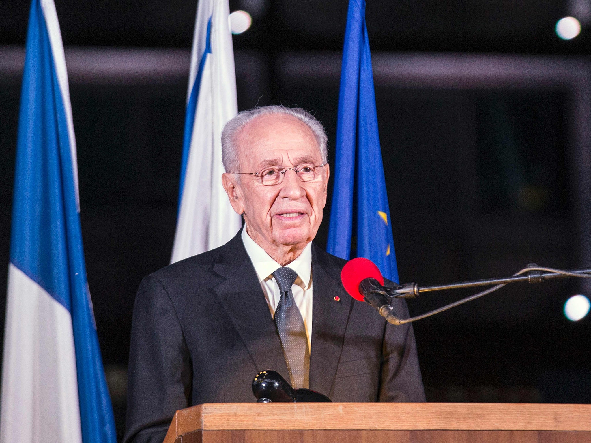 Shimon Peres delivering a speech in honour of the victims of last year’s Paris attacks (AFP)