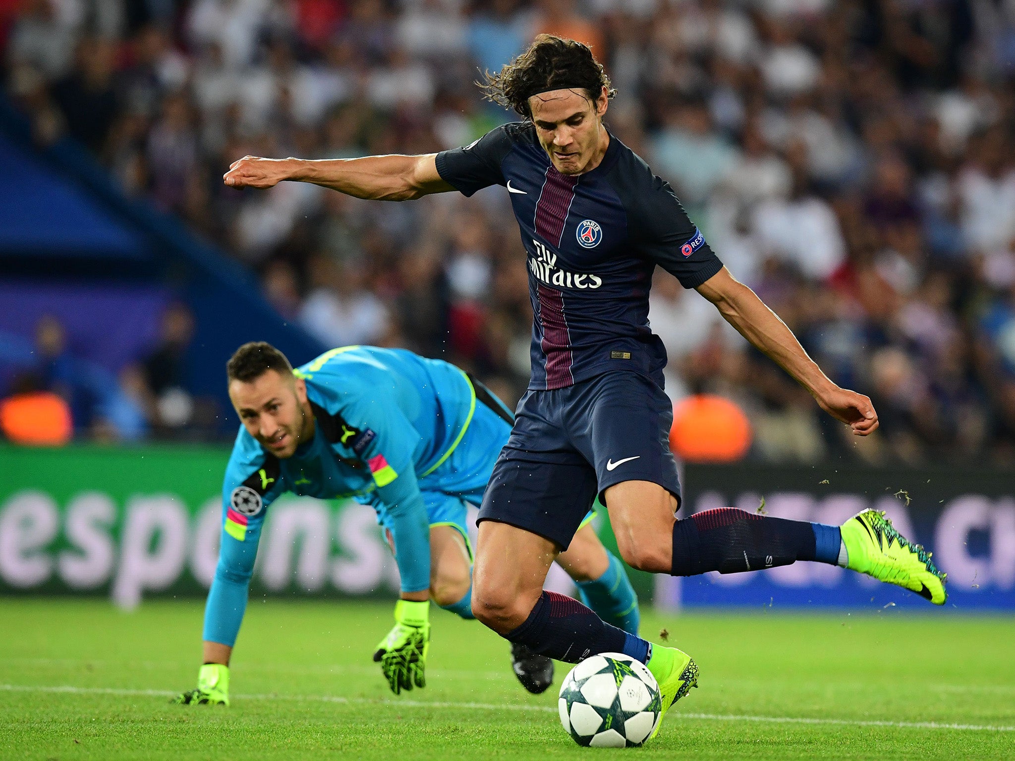 Edinson Cavani misses an open goal after taking the ball around David Ospina