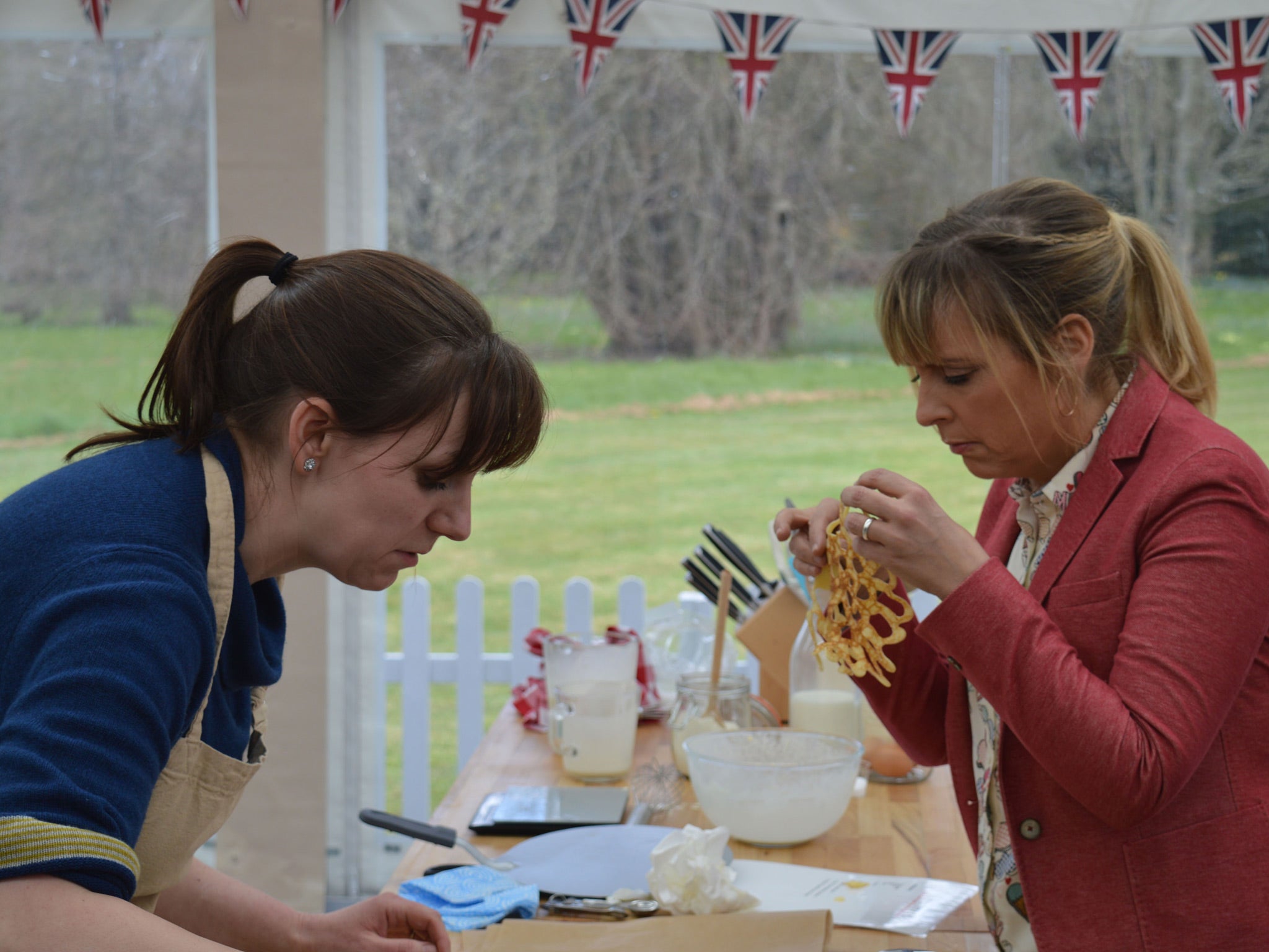 Mel examines Kate's pancakes before they were deemed more "webbing" than lace