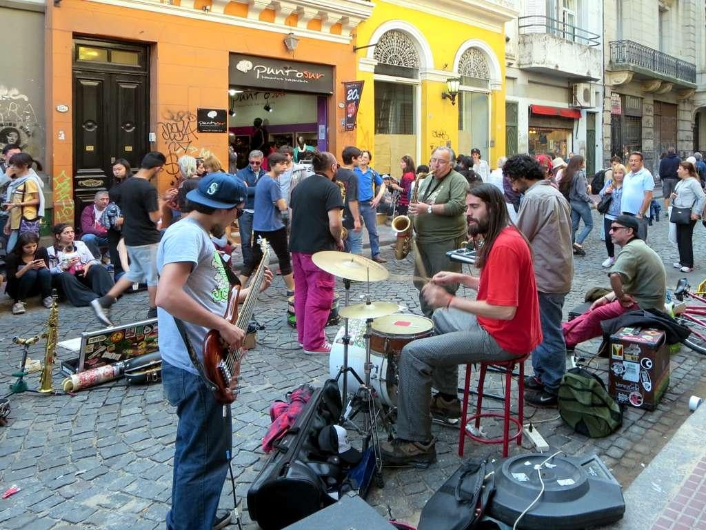 Calle Defensa on a Sunday