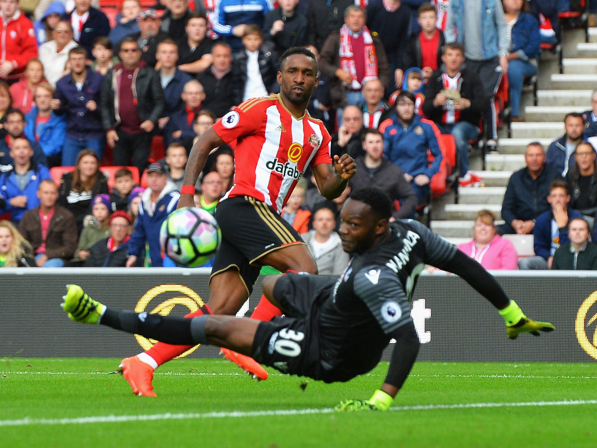 Defoe fires the ball past Steve Mandanda for Sunderland's first