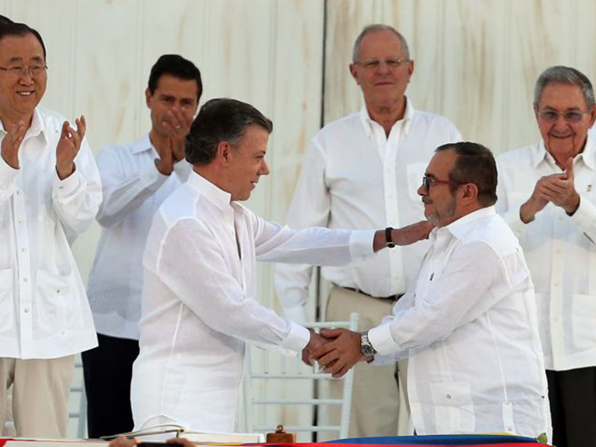 &#13;
The Colombian President Juan Manuel Santos (left) and the top commander of the Revolutionary Armed Forces of Colombia (Farc) Rodrigo Londono, after signing the peace agreement &#13;