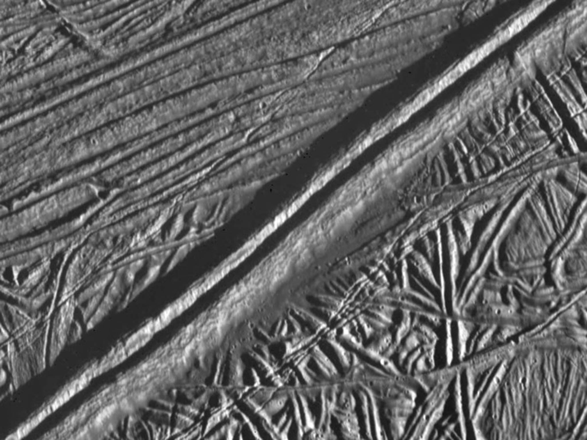 17km-wide Galileo image of ‘ball of string’ terrain on Europa, where multiple generations of cracks in the ice shell have opened and closed (NASA)