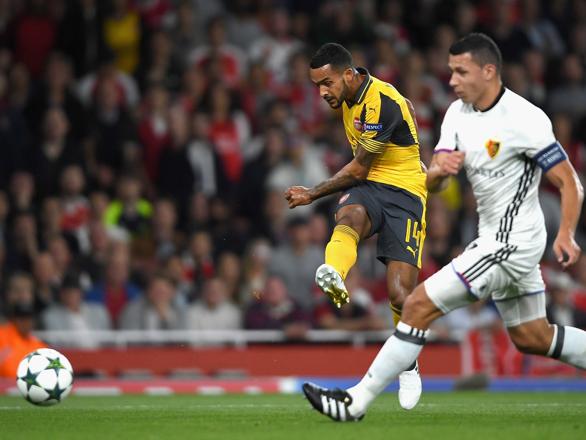 Walcott strikes to score Arsenal's second of the evening