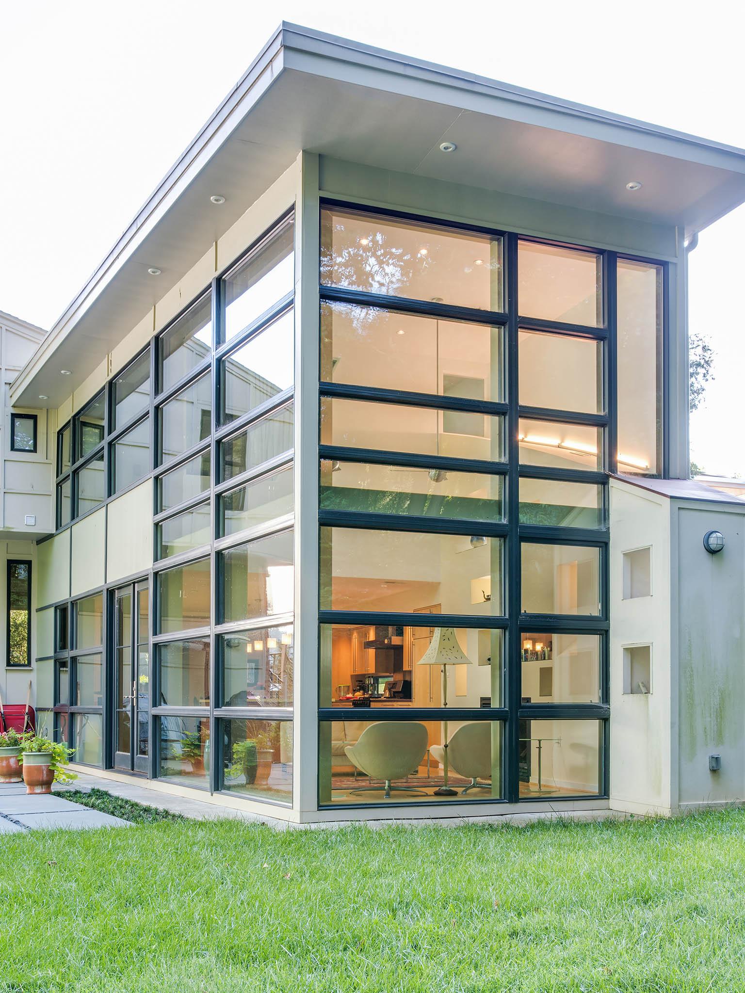 The exterior of an addition that contains a kitchen and garden room (Washington Post)