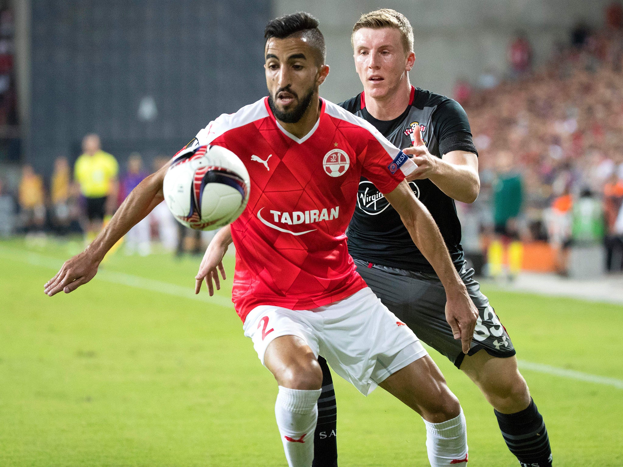 Ben Bitton vies for the ball against Matt Targett