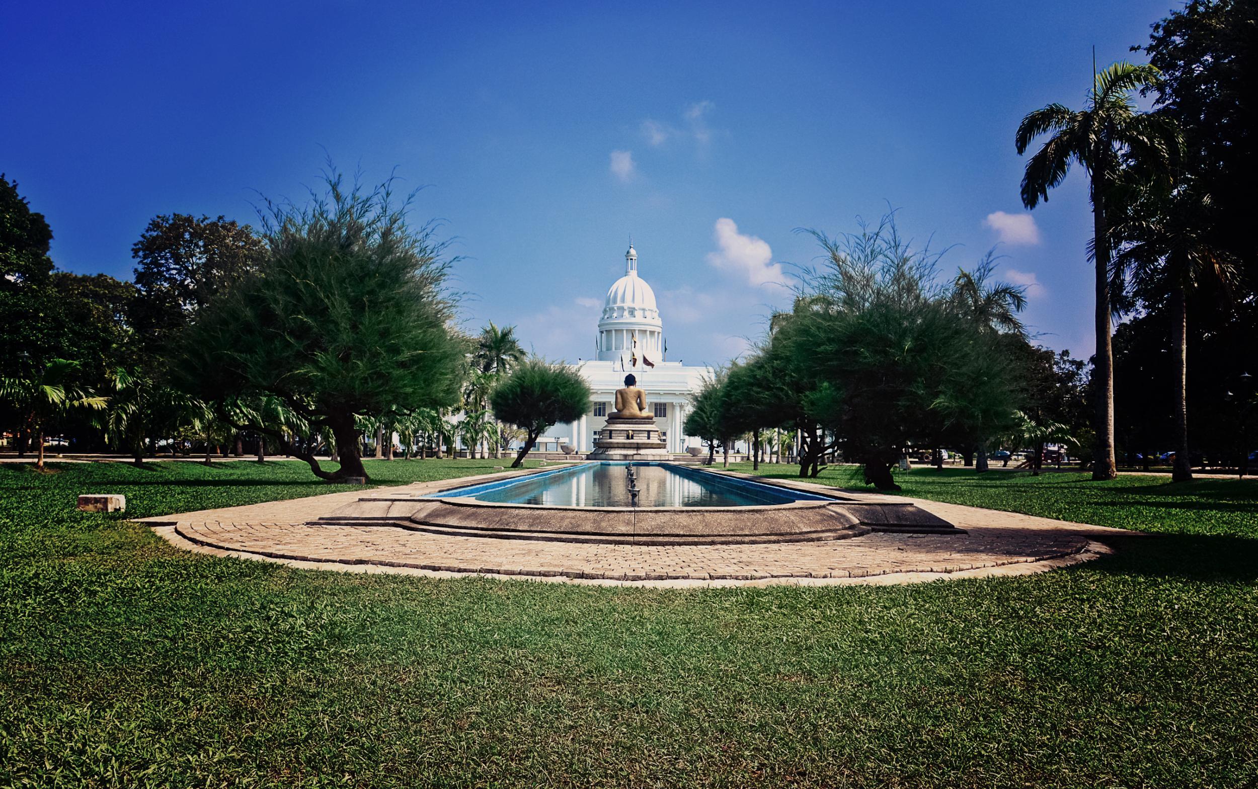 Viharamahadevi Park is the city’s largest