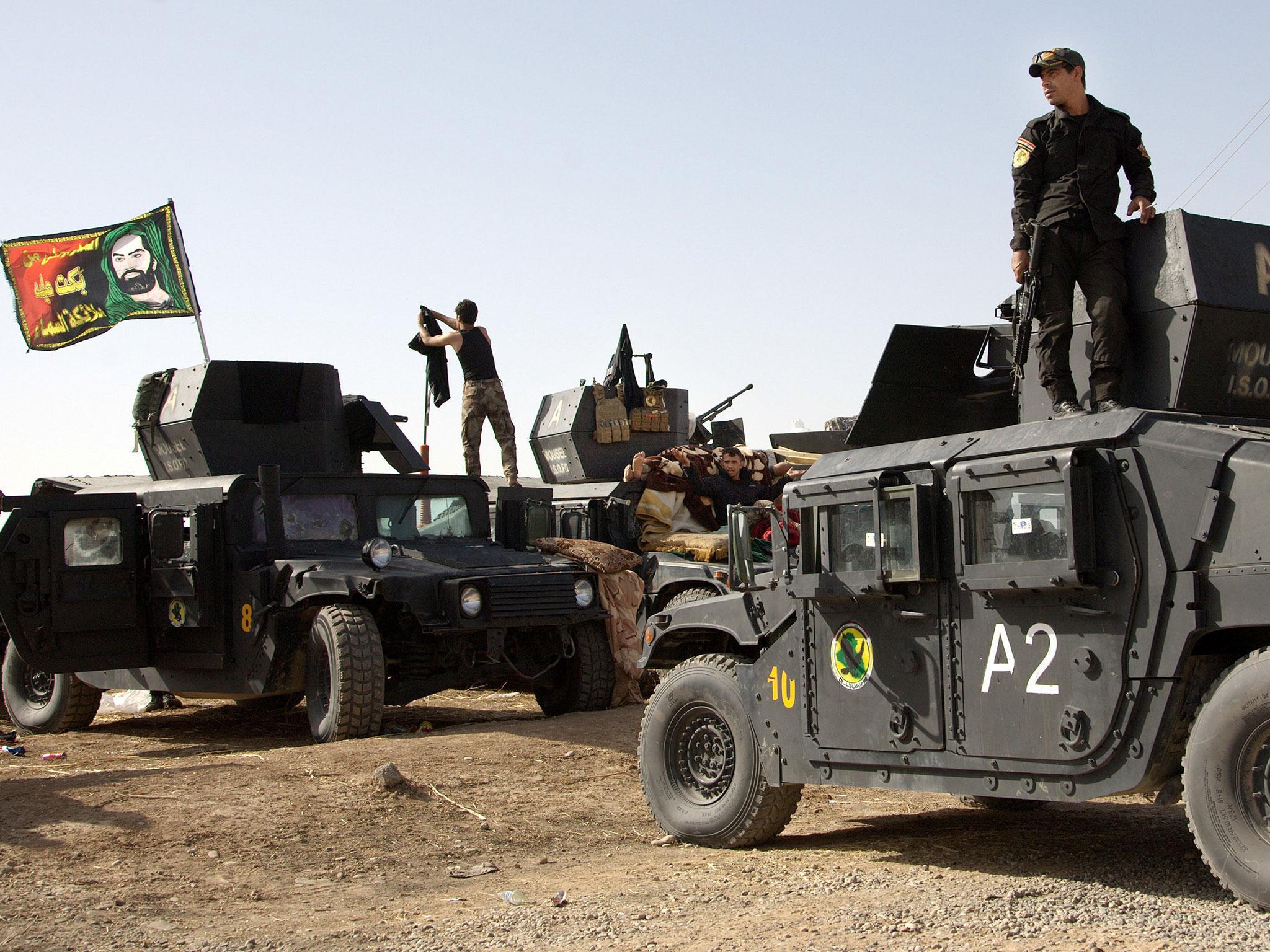 Iraqi special forces soldiers prepare for an offensive to retake Mosul from Islamic State militants