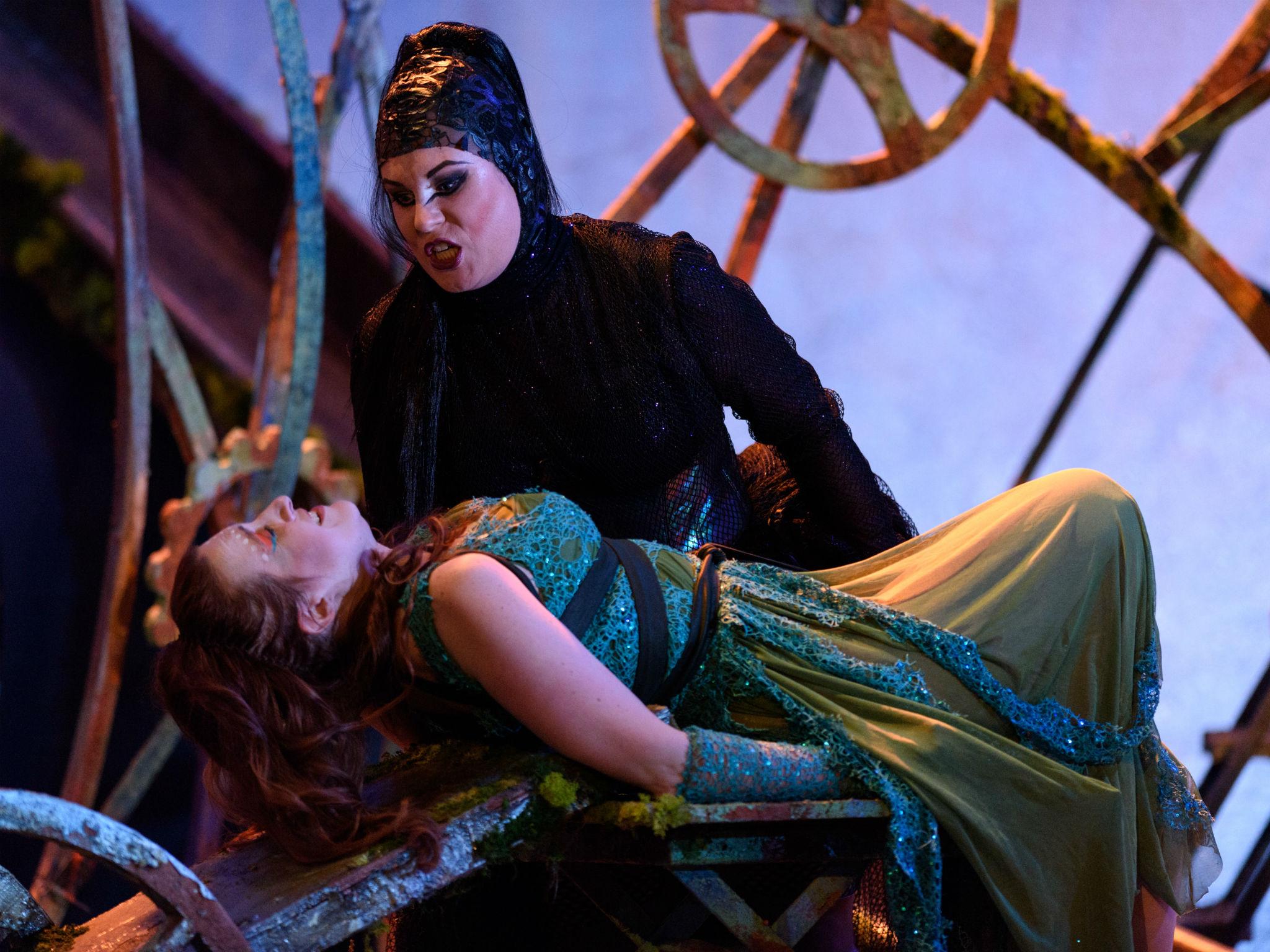 Susanna Fairbairn as Giunone looks down at Paula Sides as Calisto in ETO's La Calisto