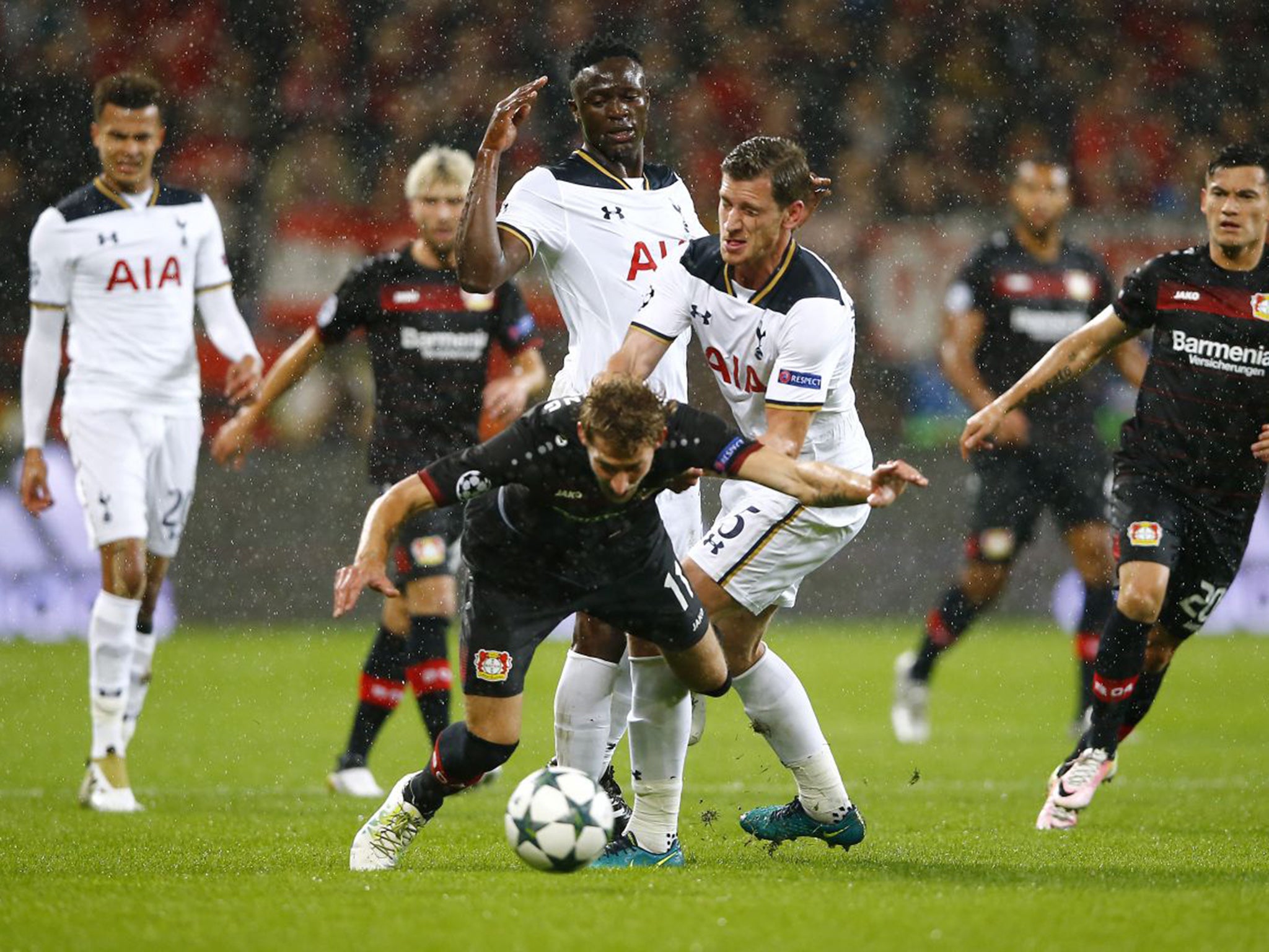 Leverkusen's Stefan Kiessling tussles with Jan Vertonghen