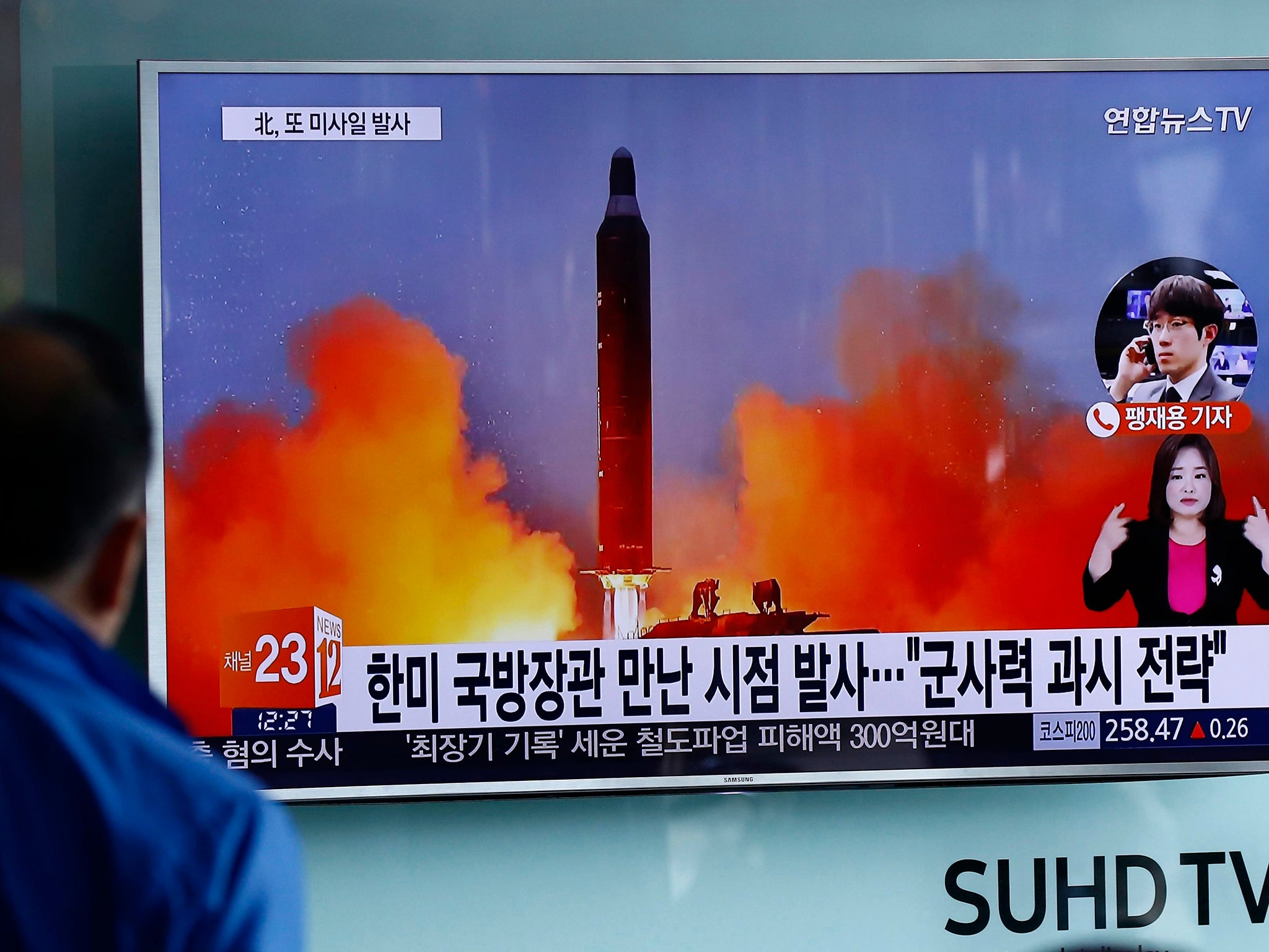 South Koreans watch a television news broadcast at a station in Seoul, South Korea, 20 October 2016