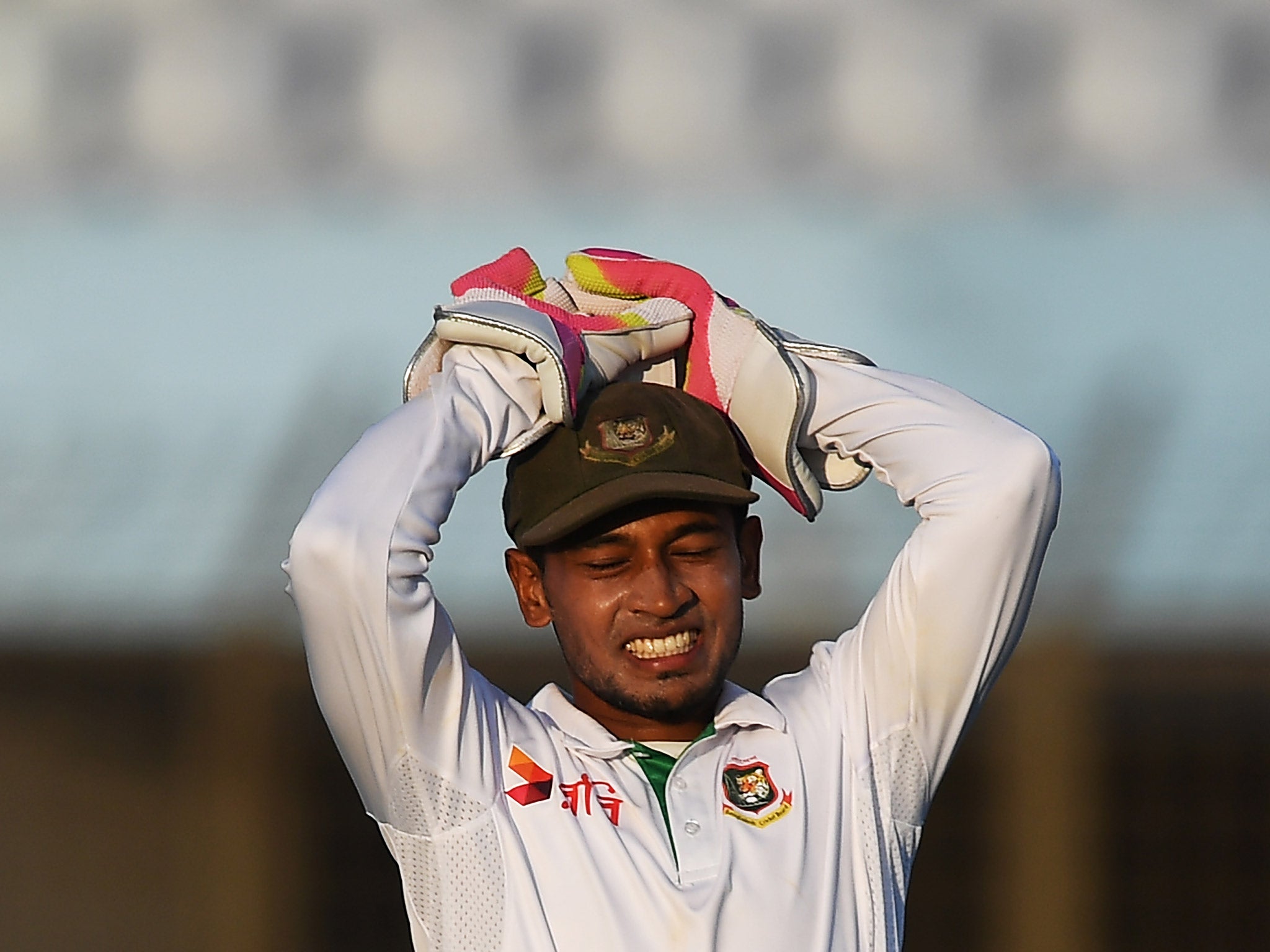 The heat takes its toll as Mushfiqur Rahim reacts to a missed chance