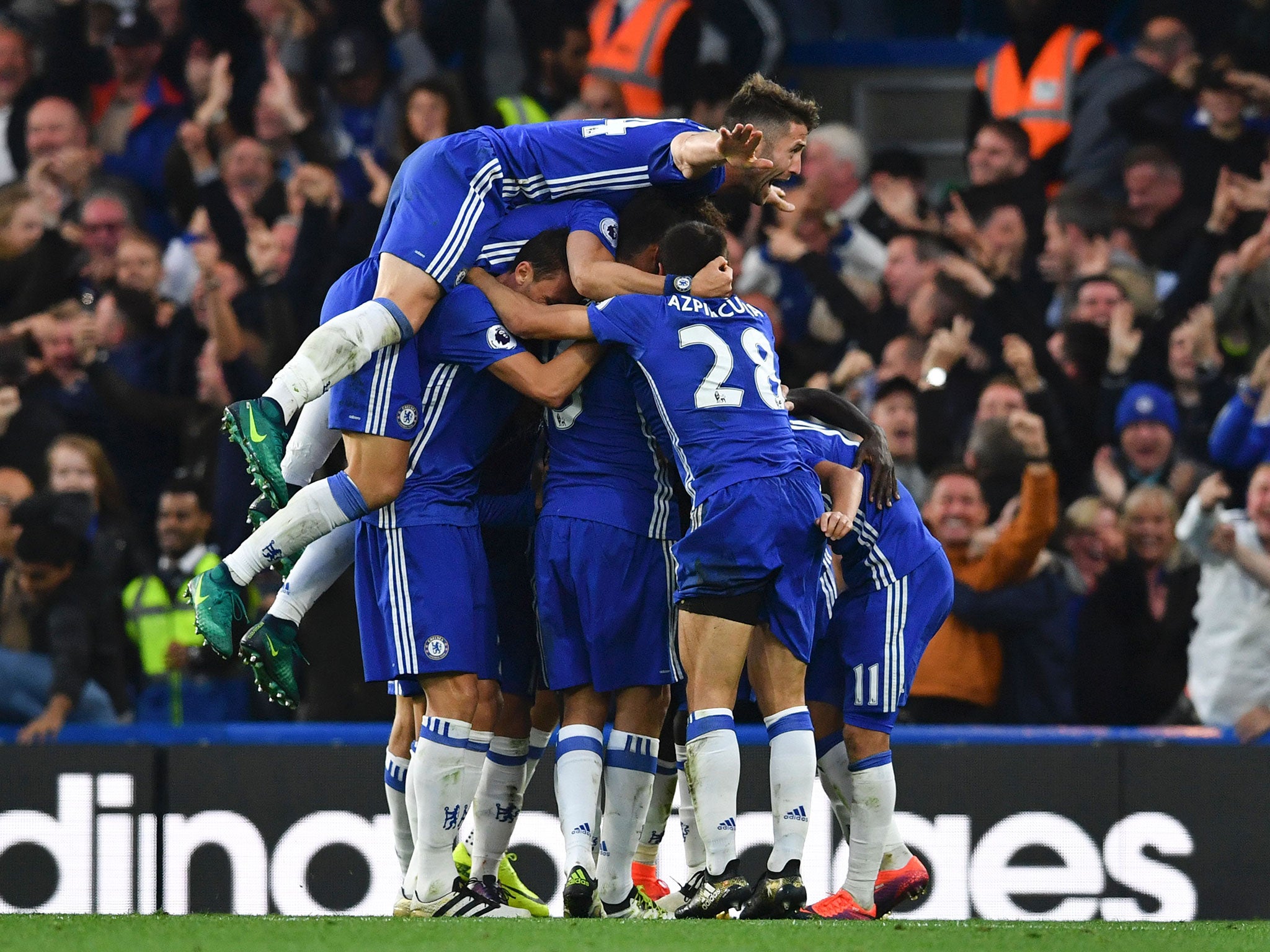 Chelsea's players celebrate N'Golo Kante's goal against Manchester United