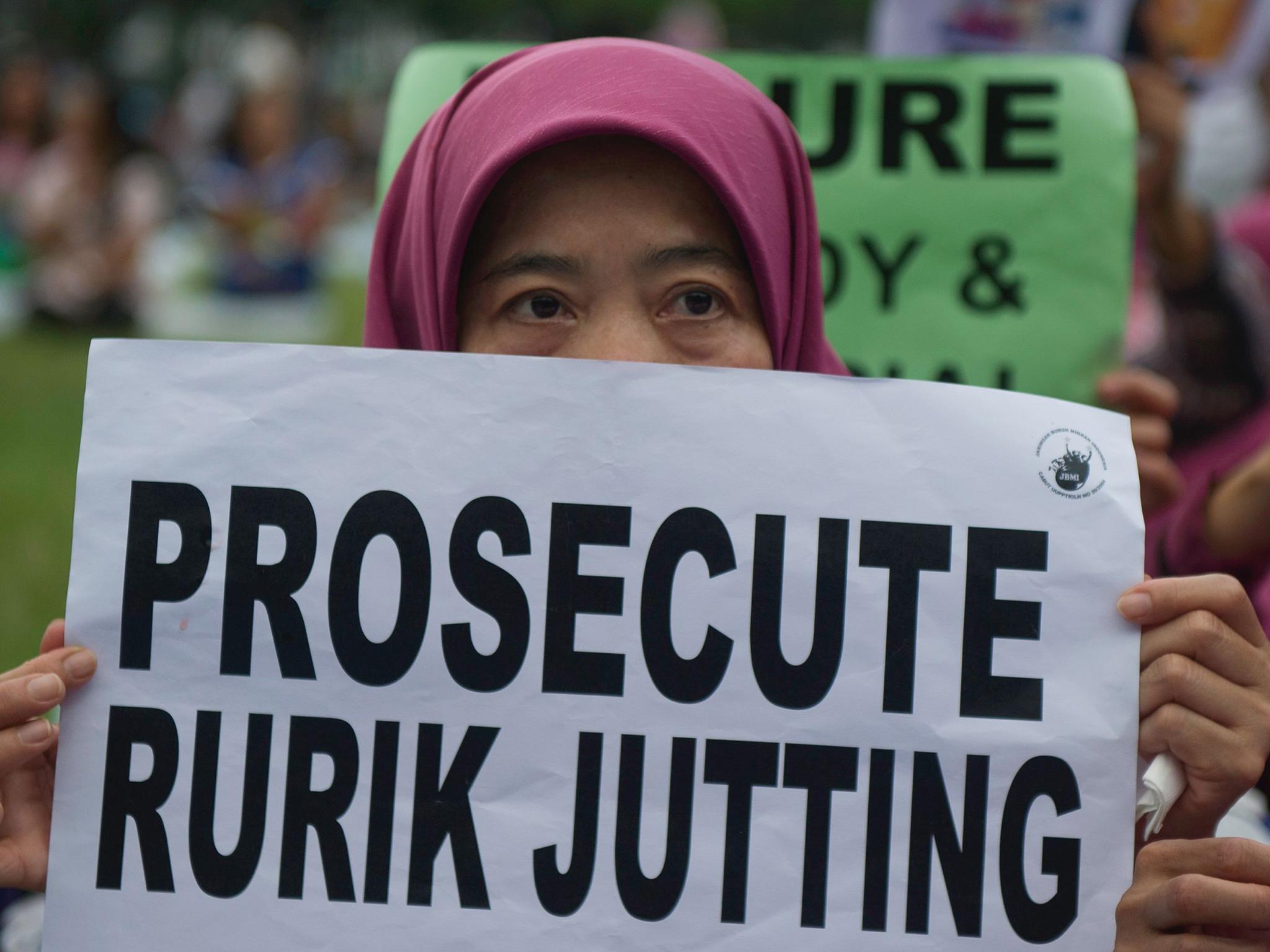 An Indonesian migrant worker at a vigil for Seneng Mujiasih and Sumarti Ningsih in Hong Kong's Victoria Park on the eve of Rurik Jutting's trial AFP/Getty