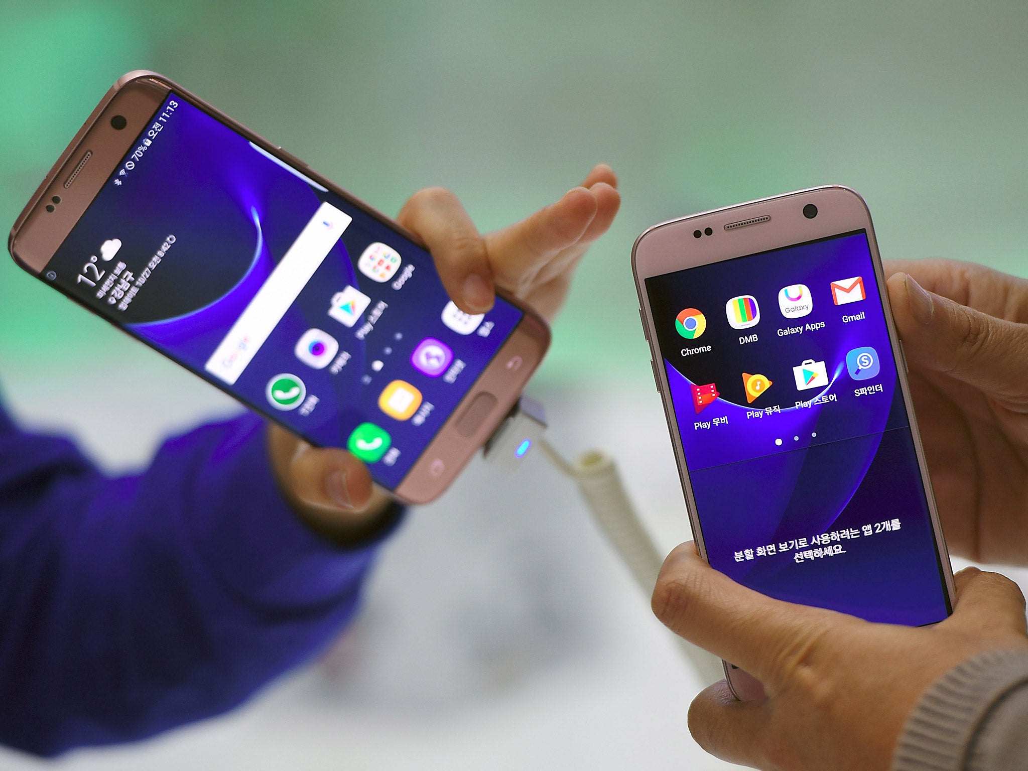 Visitors experience Samsung Galaxy S7 and S7 Edge devices during the Korea Electronics Grand Fair at an exhibition hall in Seoul, South Korea