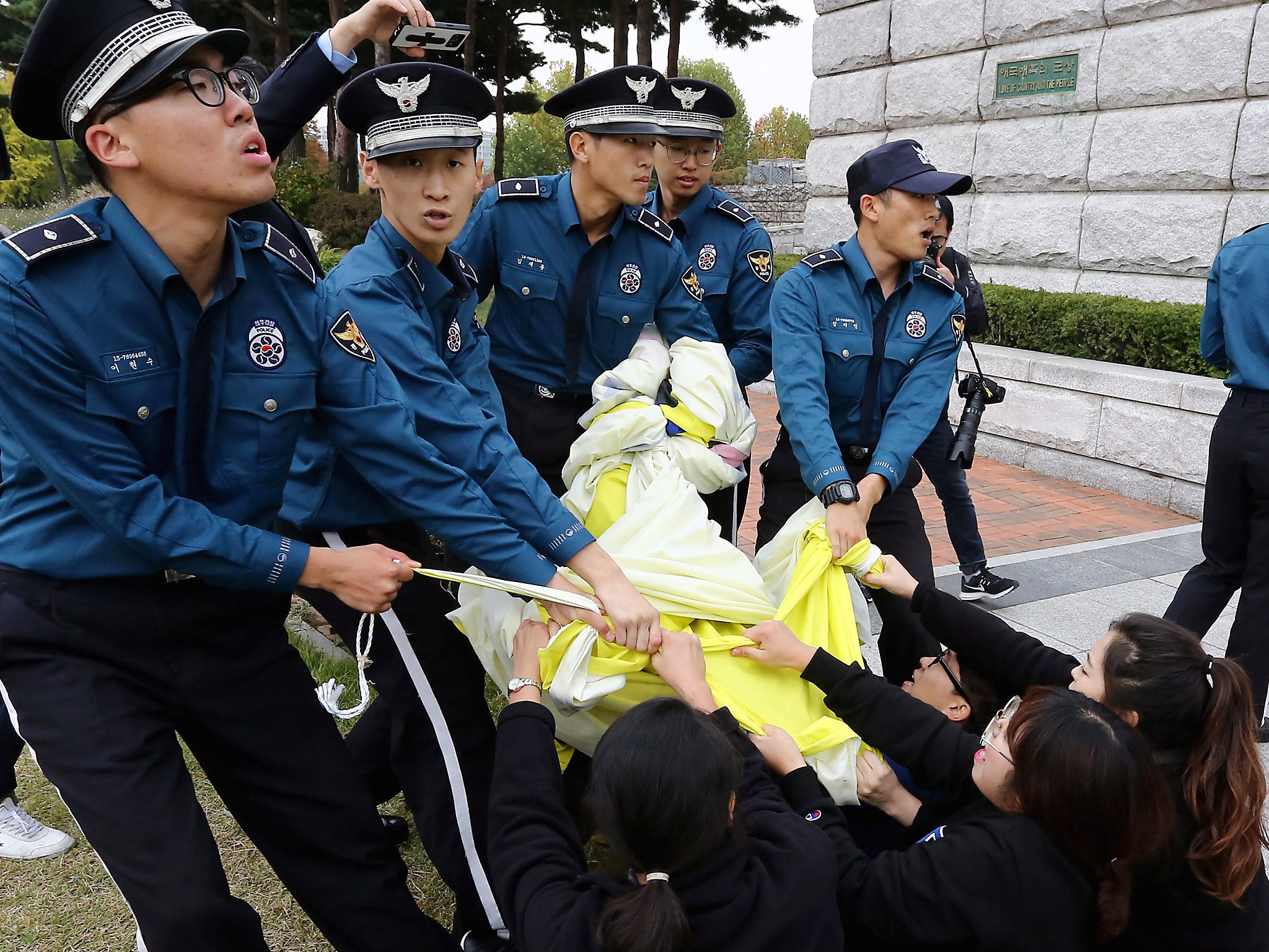 South Korean policemen detain student protestors during a protest against South Korean President Park Geun-Hye outside the National Assembly in Seoul, South Korea.
The protesters demanded that the parliament takes steps to impeach President Park Geun-Hye