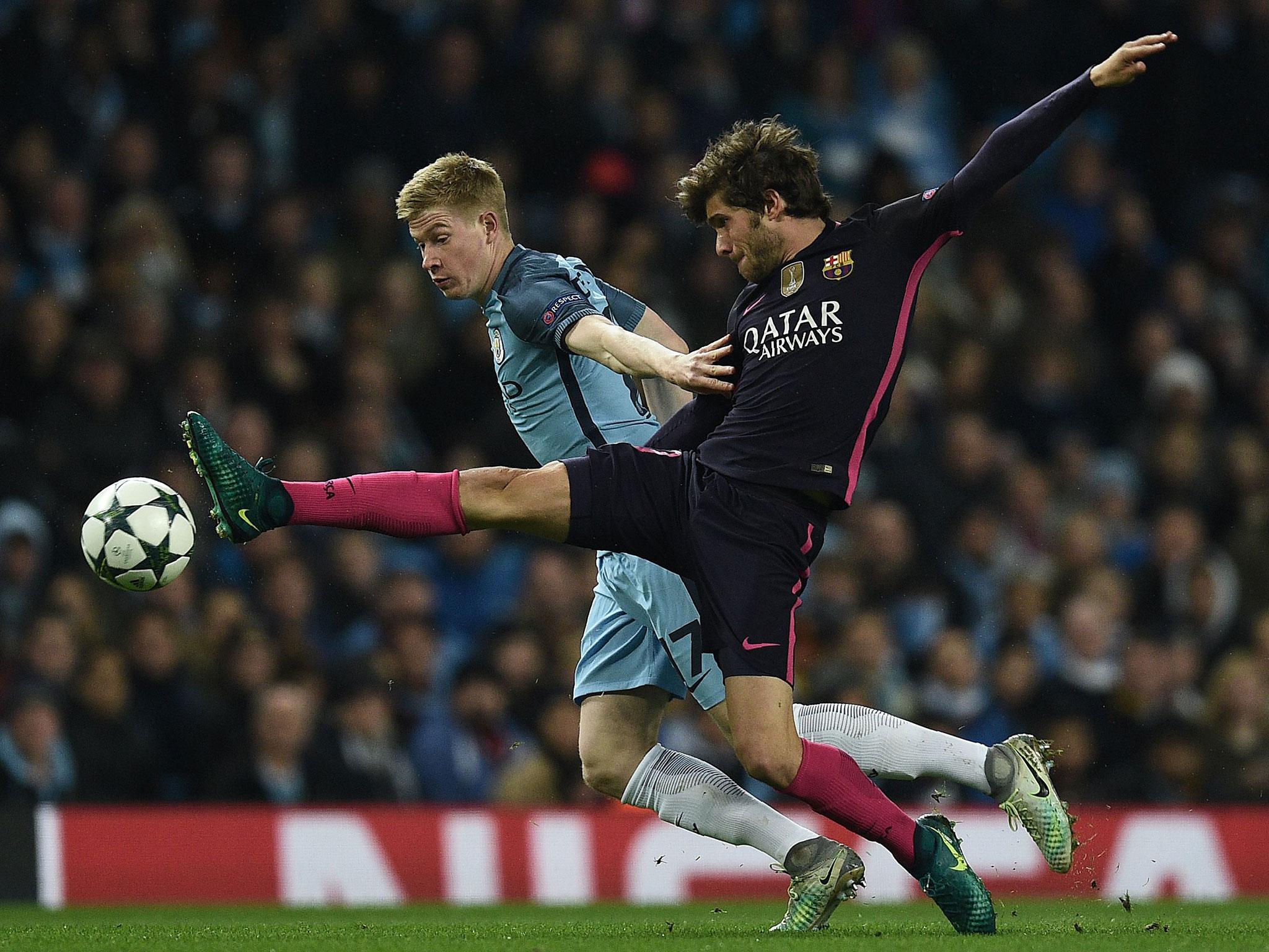 Kevin de Bruyne looks to get away from Sergi Roberto (Getty)