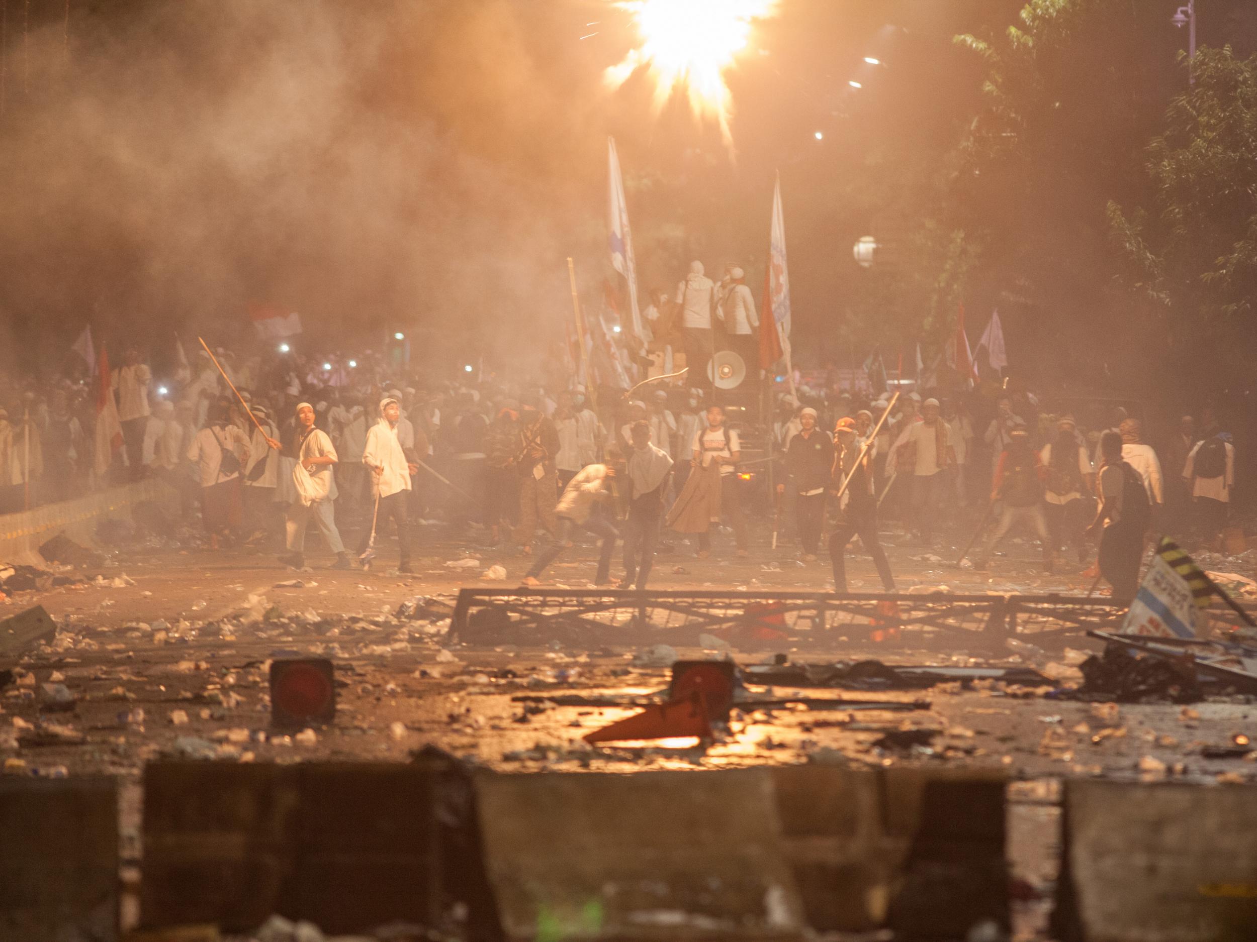 Protesters challenge the police who shoot tear gas to them (Getty Images )