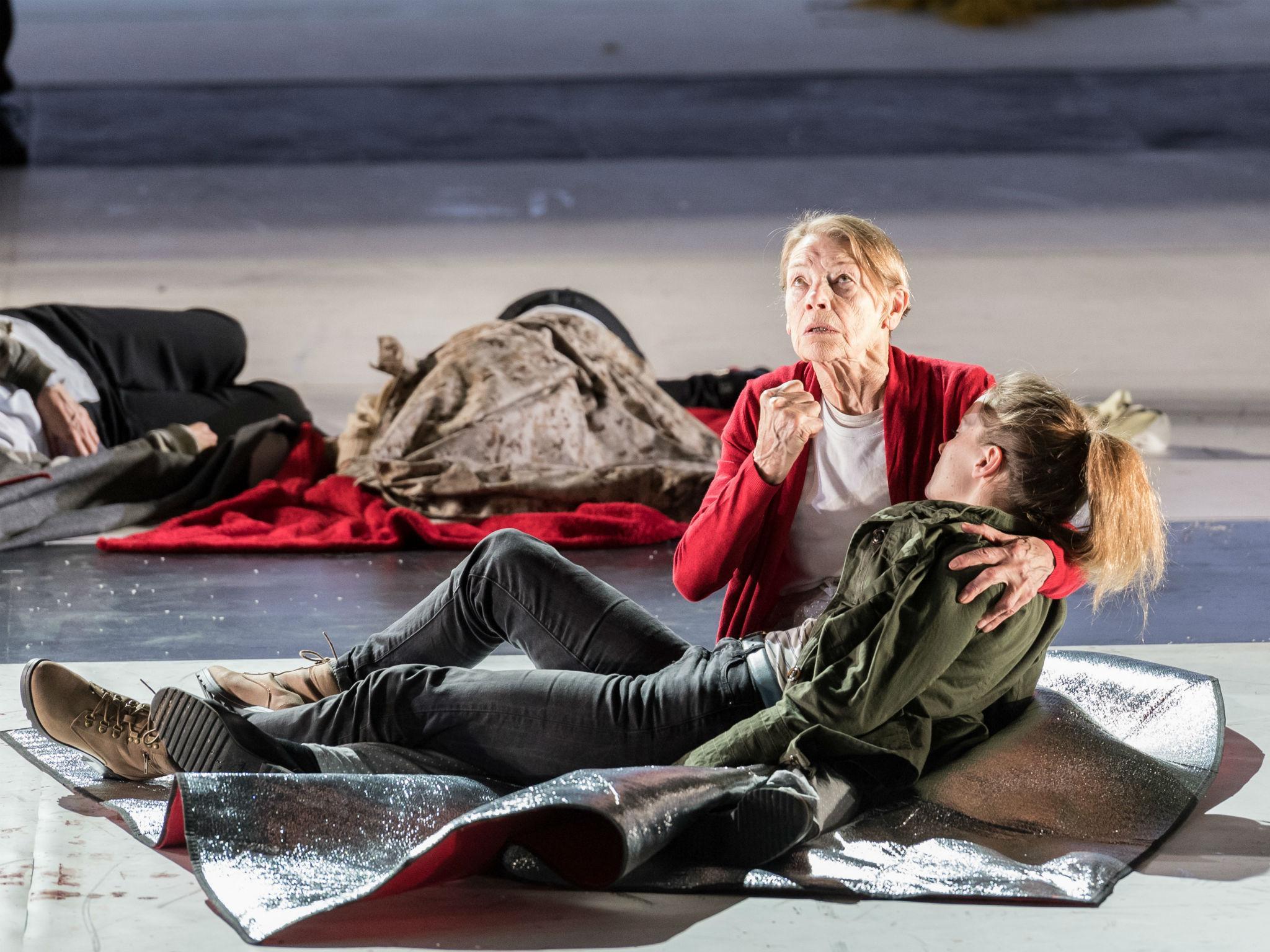 &#13;
Glenda Jackson as King Lear with Morfydd Clark as Cordelia&#13;