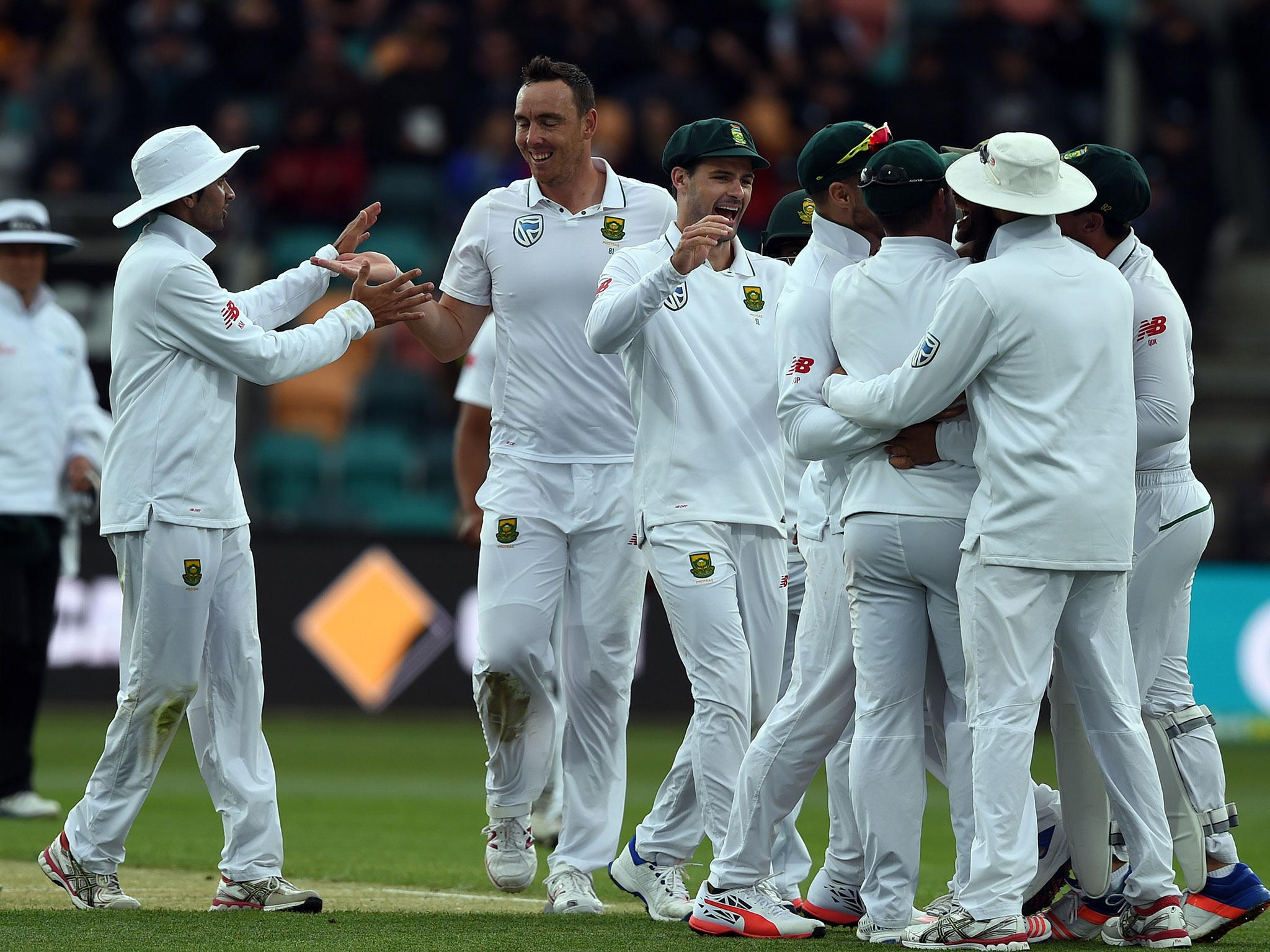 Australia trail by 86 runs in Melbourne after losing the first test to South Africa (Getty )