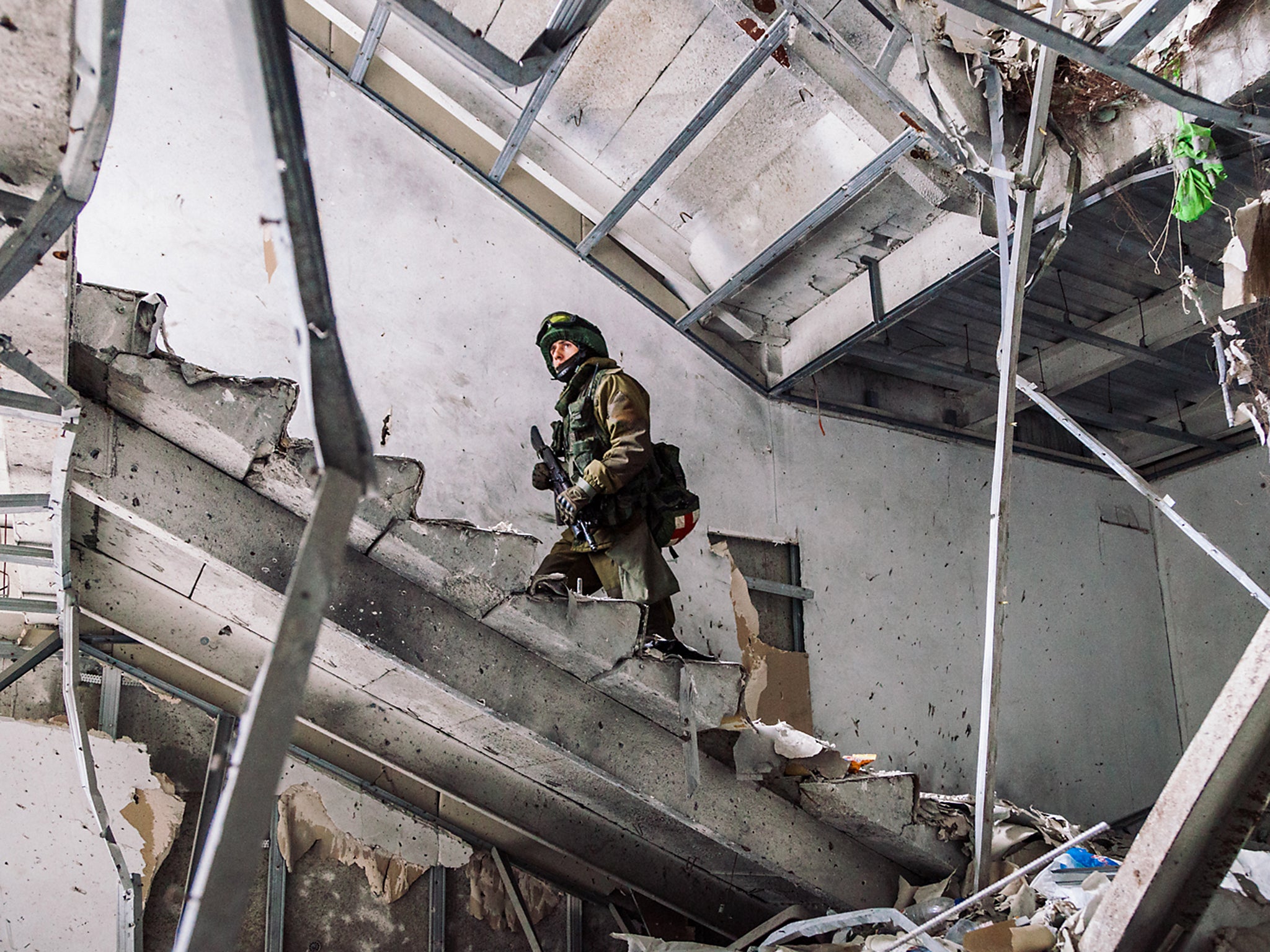 Soldier moves to a contact position in the airport