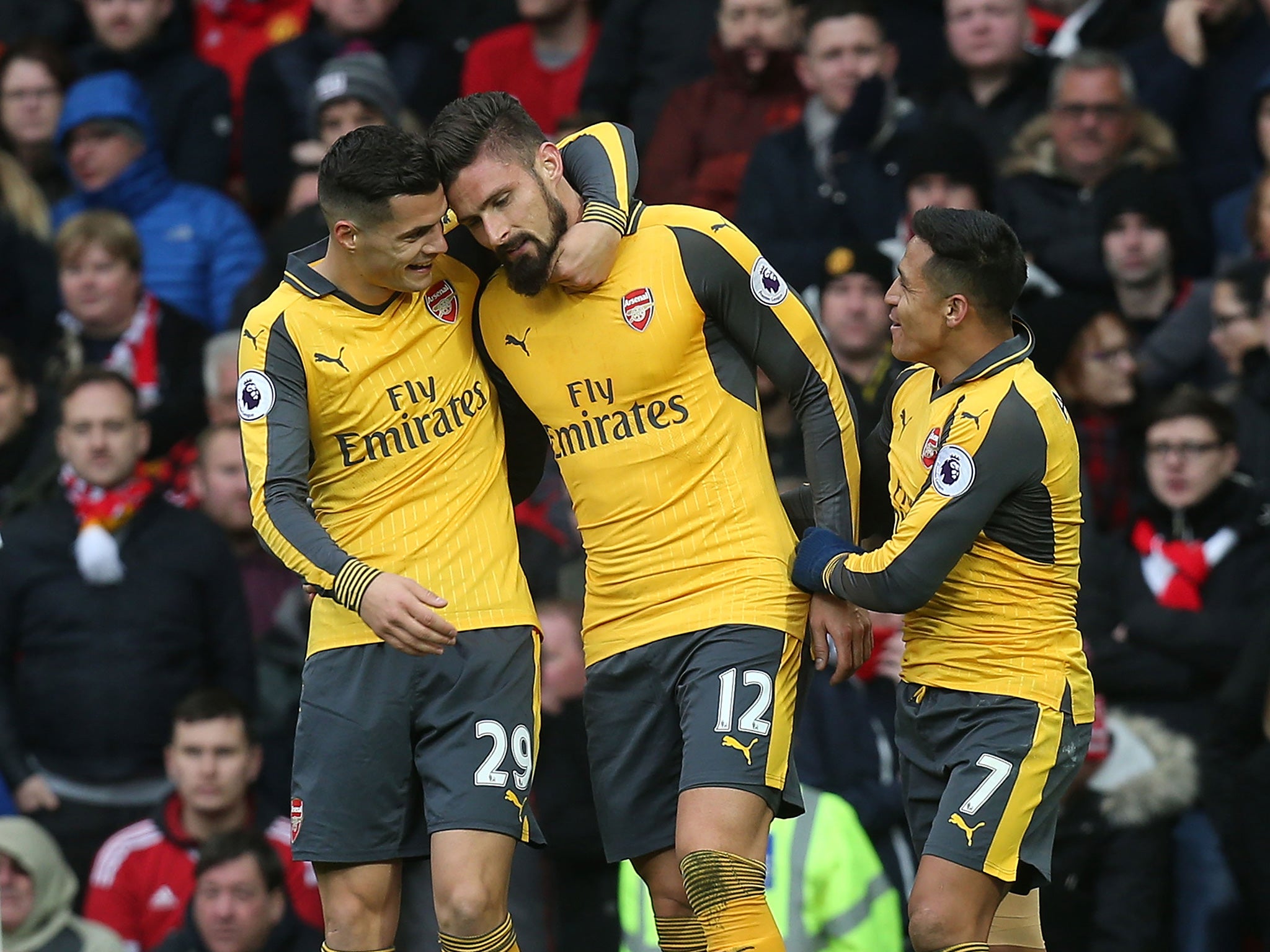 Sanchez congratulates Giroud on his header to rescue a draw