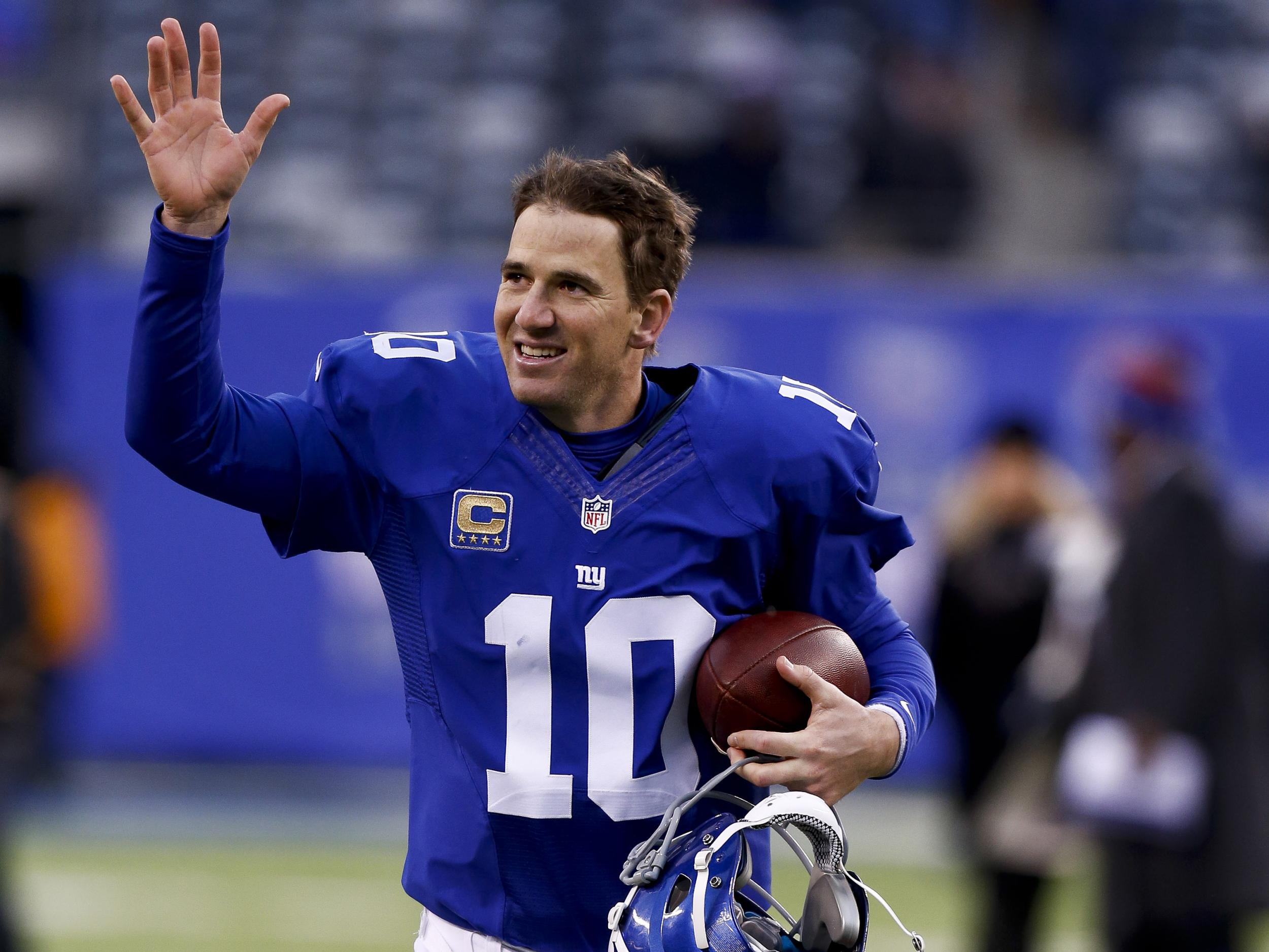 Eli Manning waves to fans after the Giants win