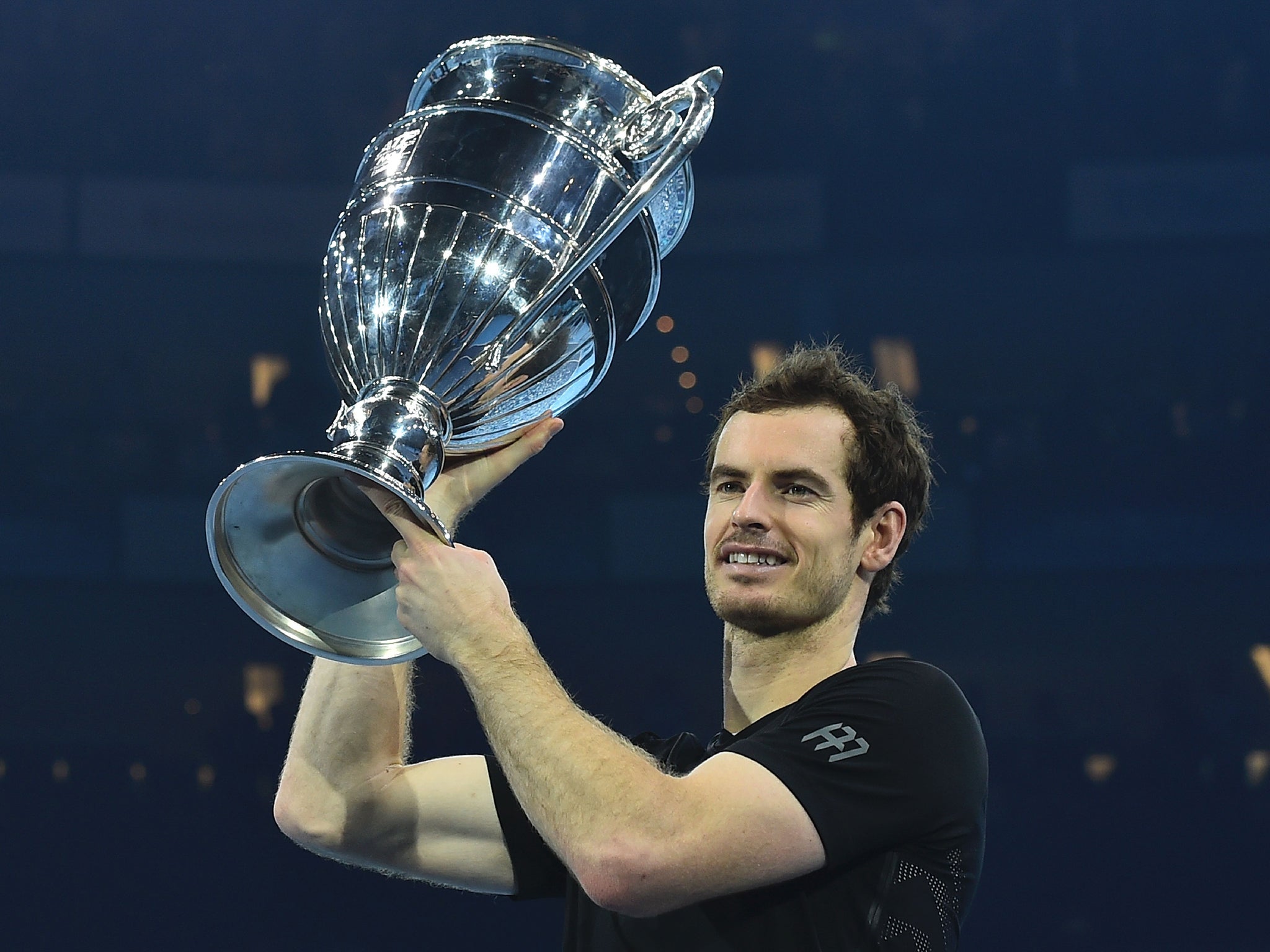 Murray poses with the ATP World Number One trophy