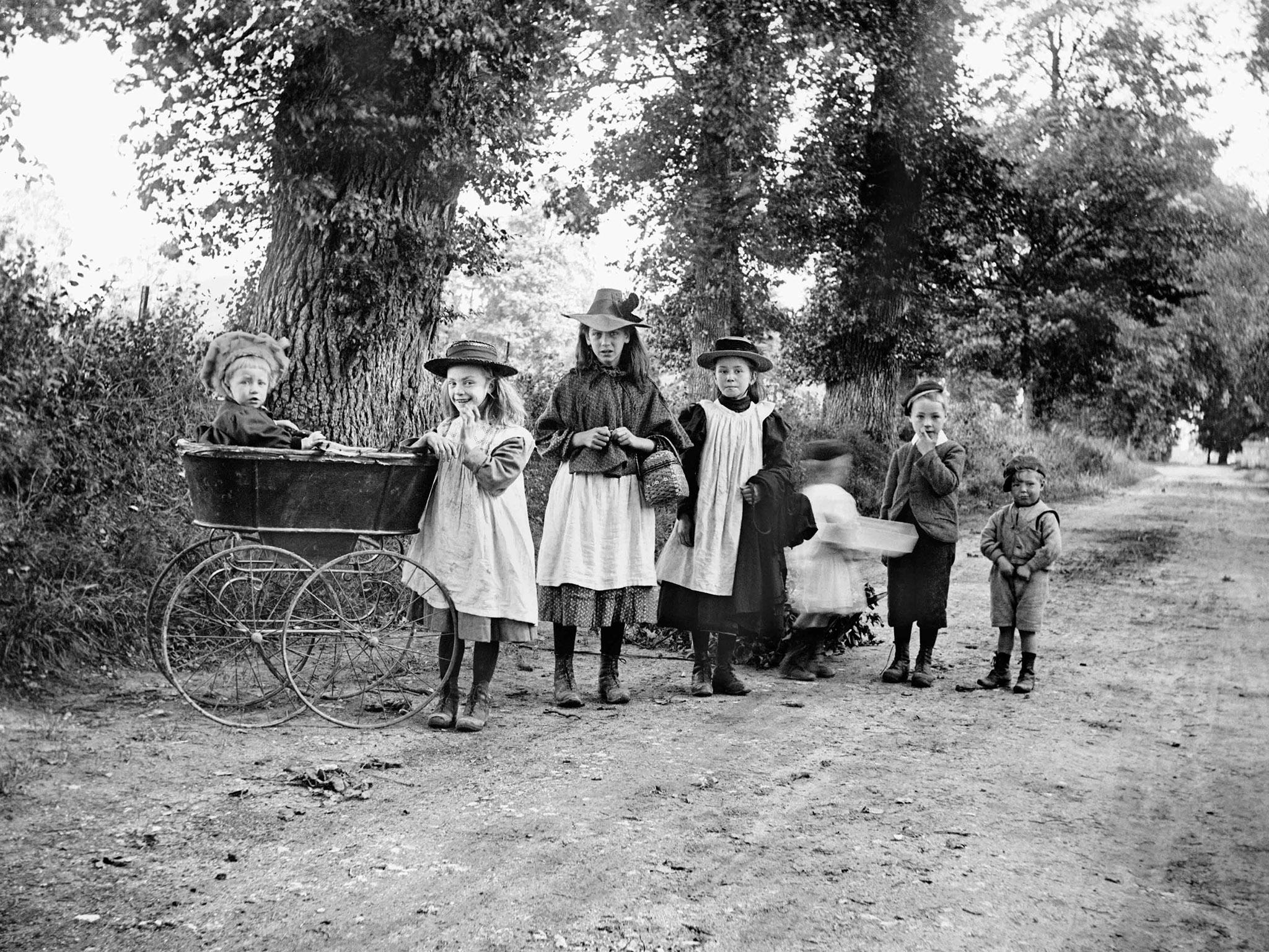 Country lane, Dinton, Buckinghamshire, 1904. Child on the left in a rather basic perambulator, which was thought to be good for children's health