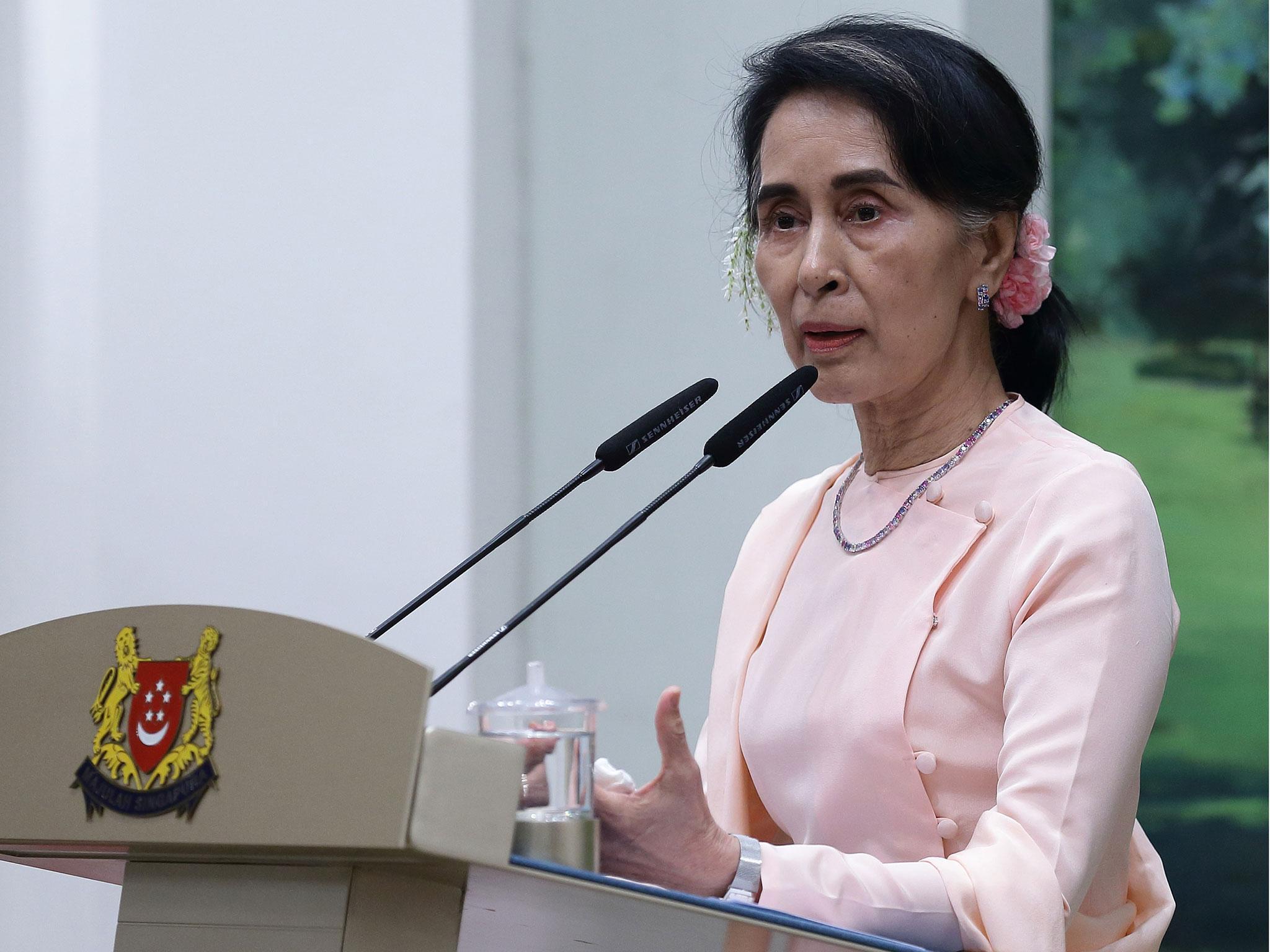 Aung San Suu Kyi speaks during an official dinner function at the Istana on 30 November, 2016 in Singapore