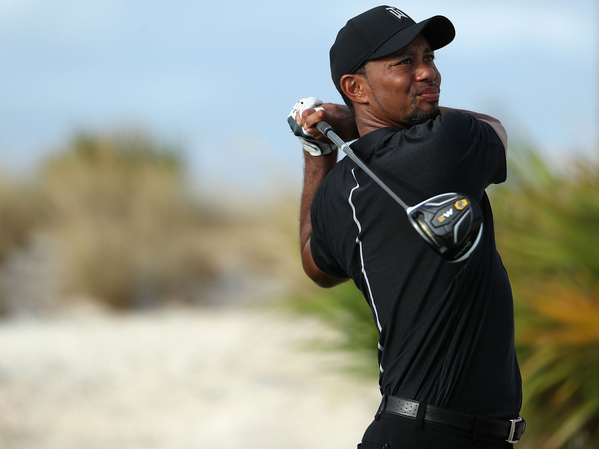 Woods's back stood firm to the task through his opening round at the Hero World Challenge