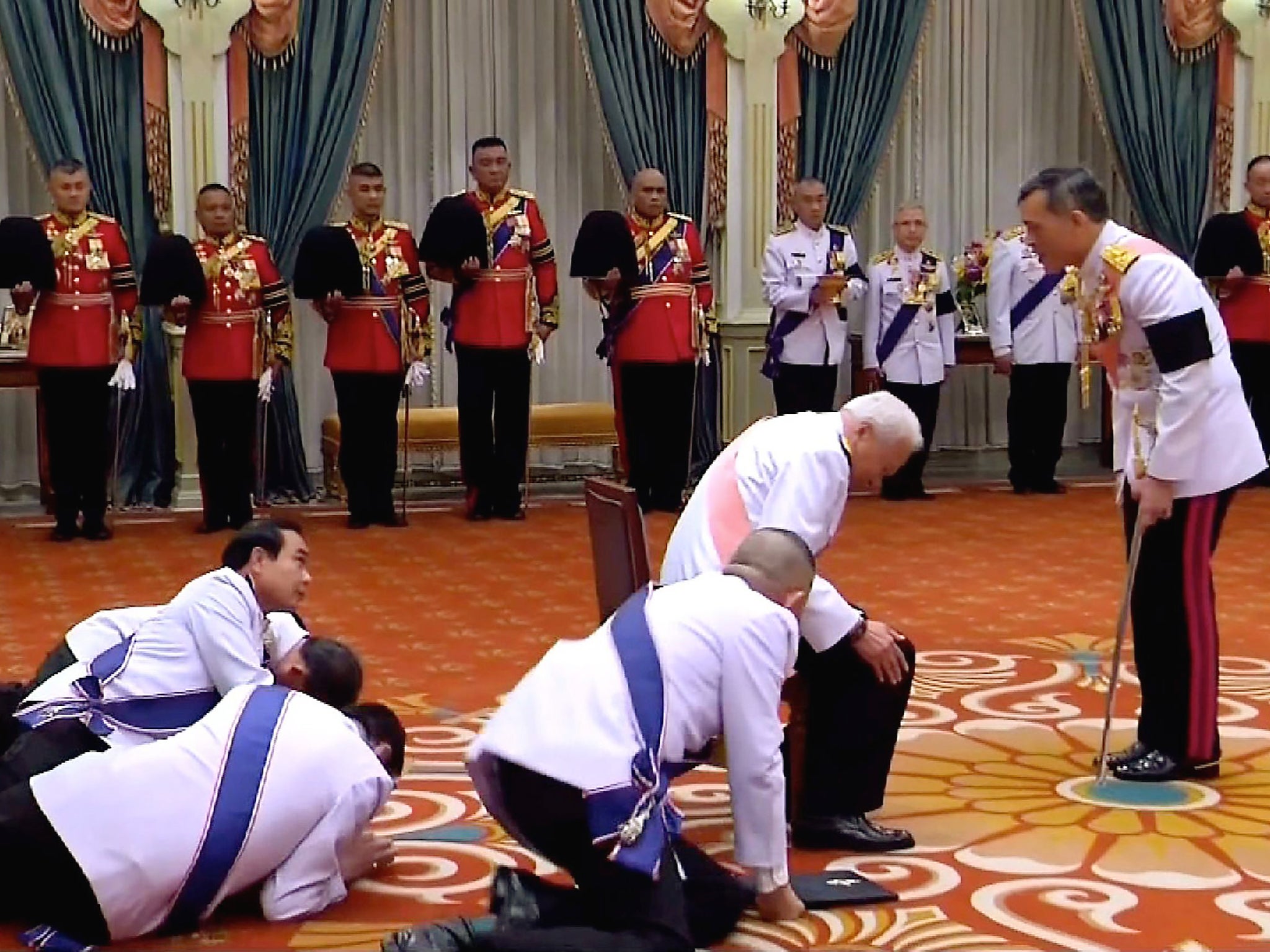 Leading Thai politicians prostrate themselves before King Maha Vajiralongkorn Bodindradebayavarangkun