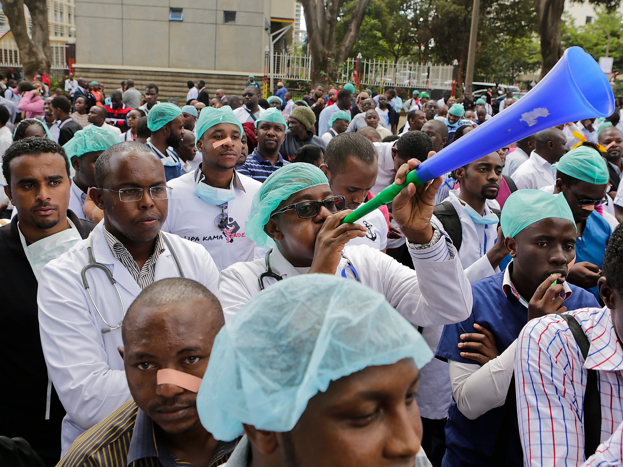 &#13;
Thousands of health workers have taken to the streets in an effort to push the government to implement the agreement they signed in June 2013 to improve pay and work conditions &#13;