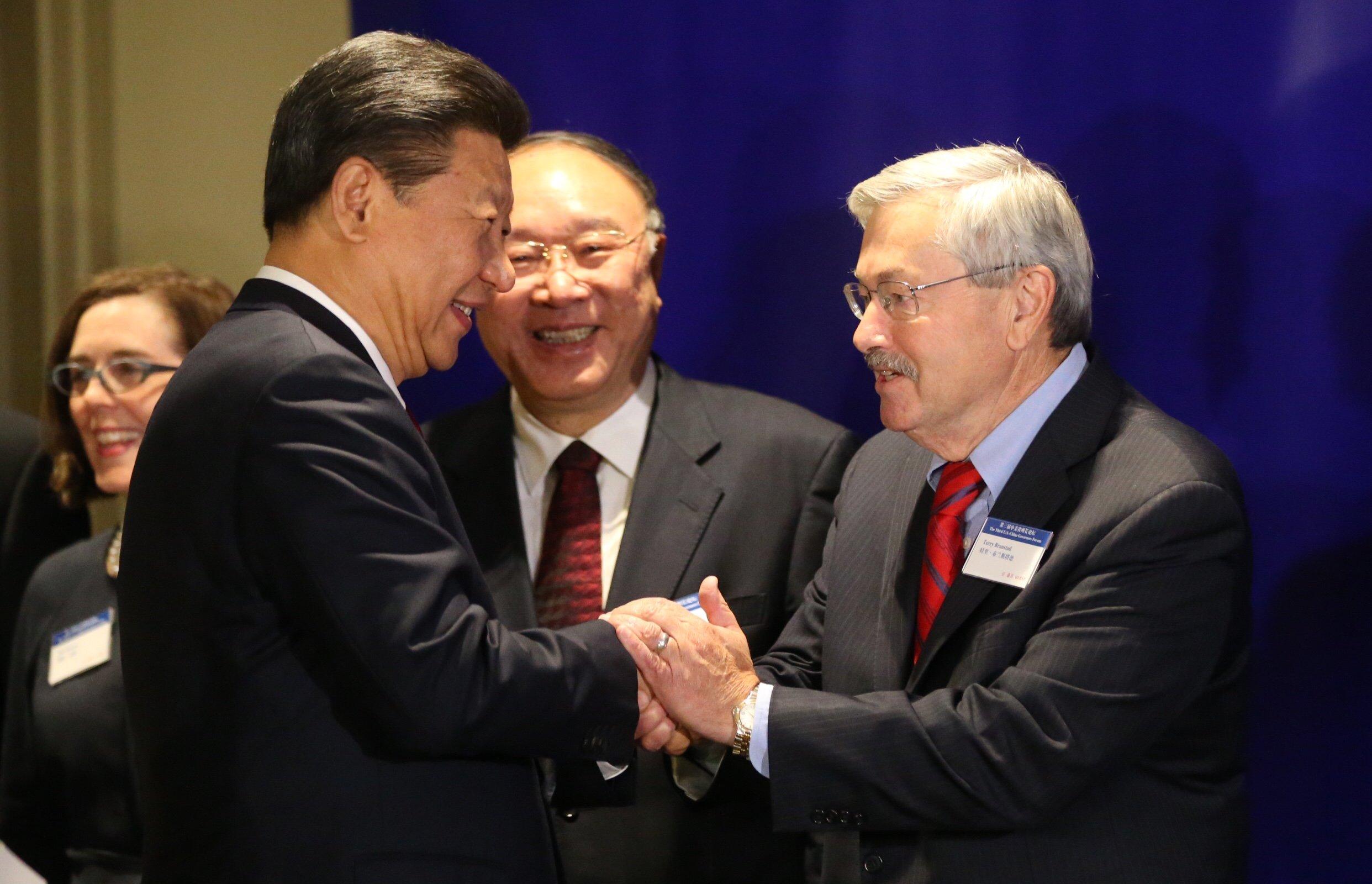 Mr Branstad greets Chinese president Xi Jinping in 2015